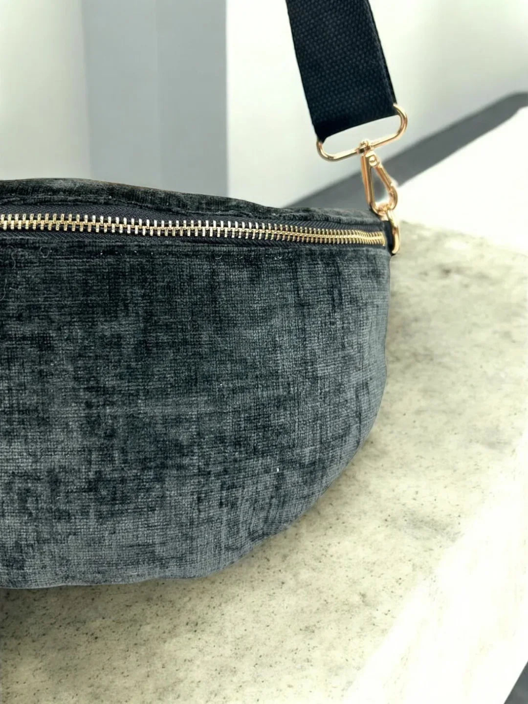 Sac banane en tissu velours doux texturé noir