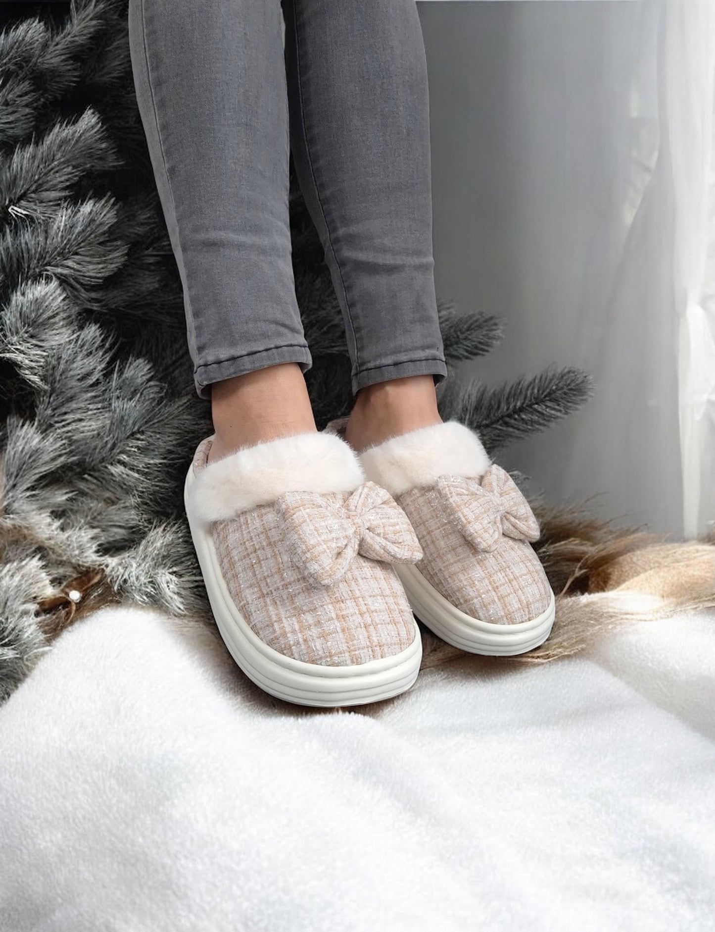 Chaussons fourrés beige et blanc en tissu à carreaux avec noeud