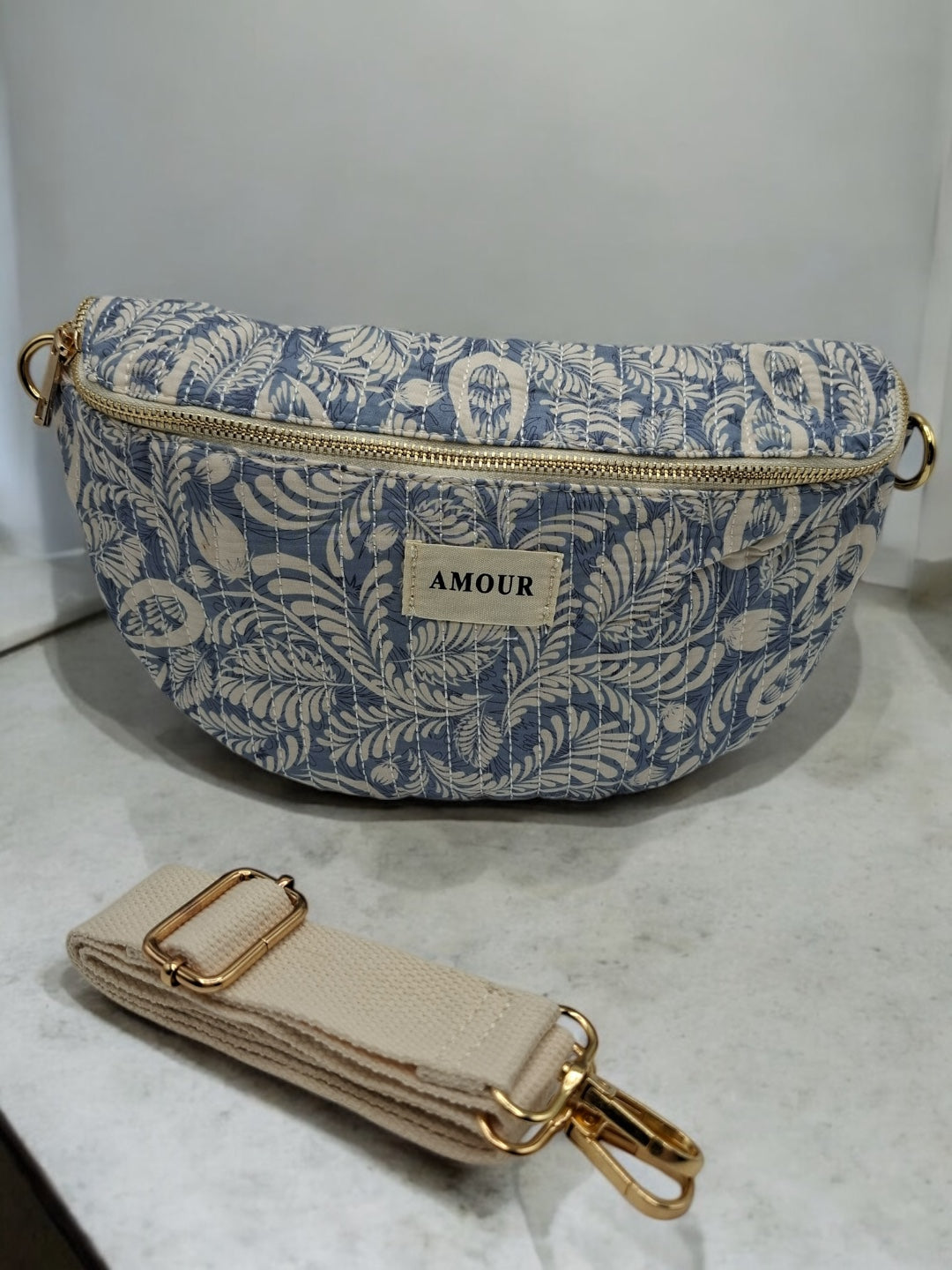 Sac banane en coton matelassé liberty fleuri bleu et creme