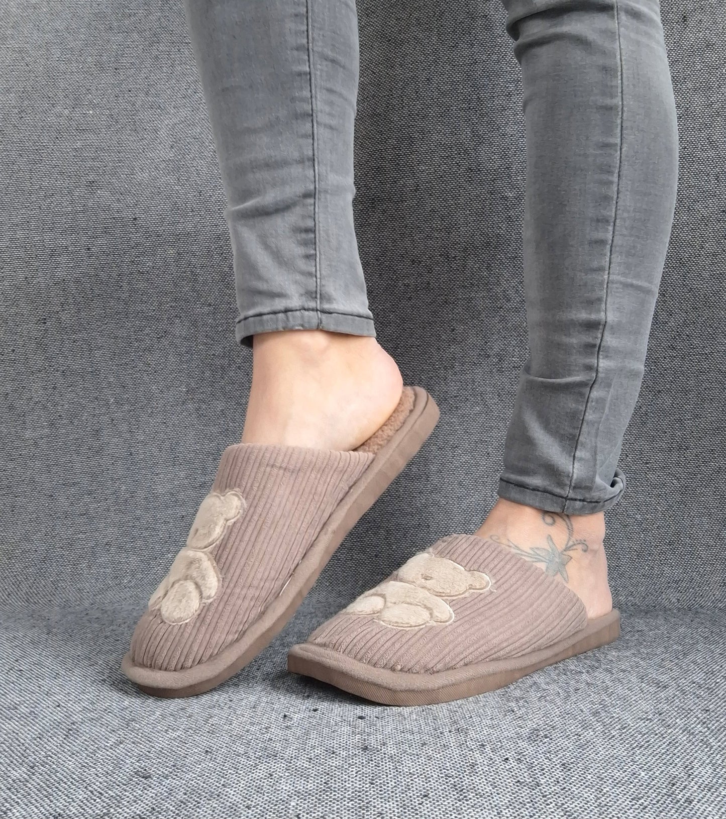 Chaussons fourrés marron en tissu avec motif ours