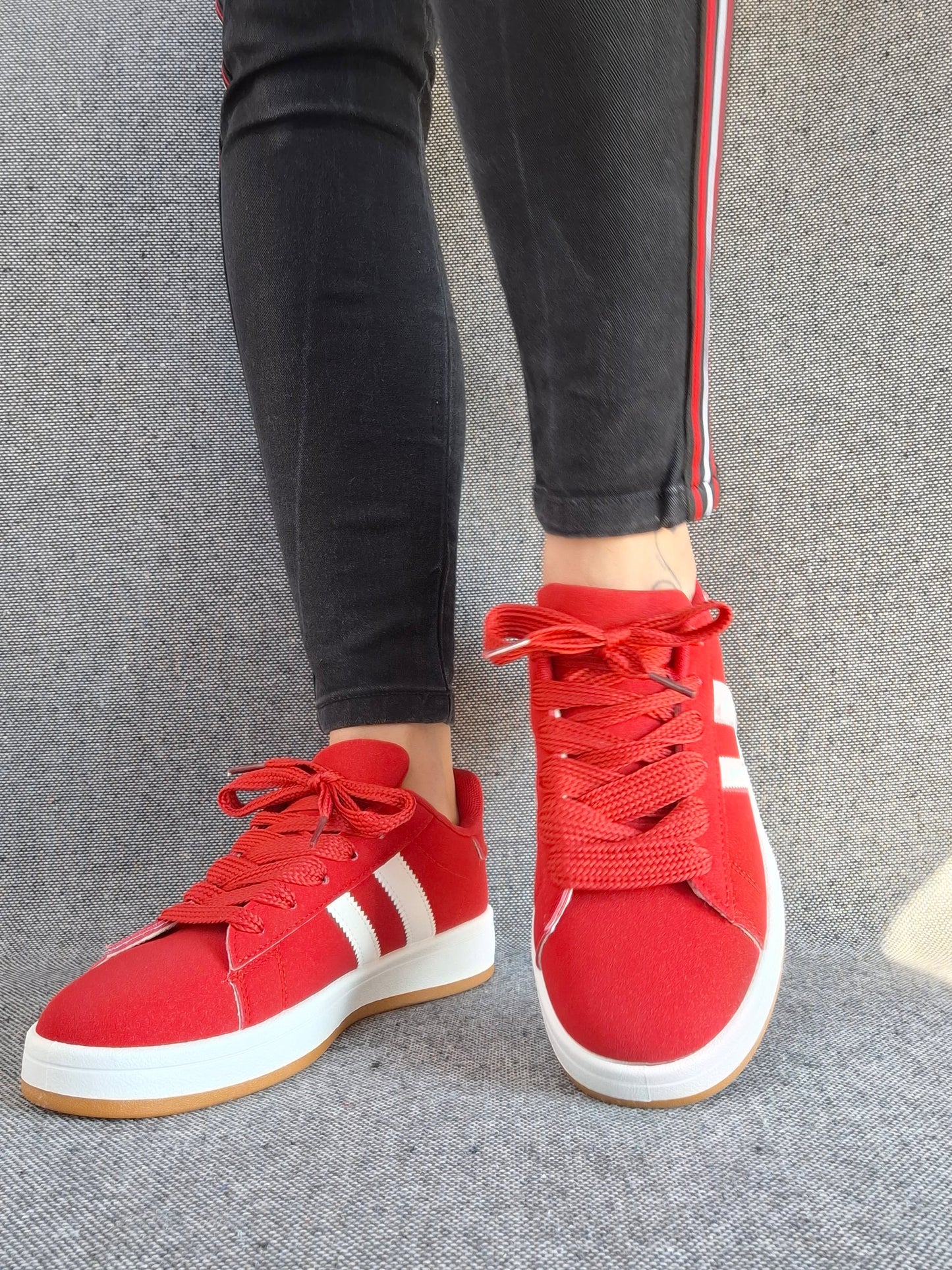 Chaussures baskets basses rouges avec bandes blanches style campus