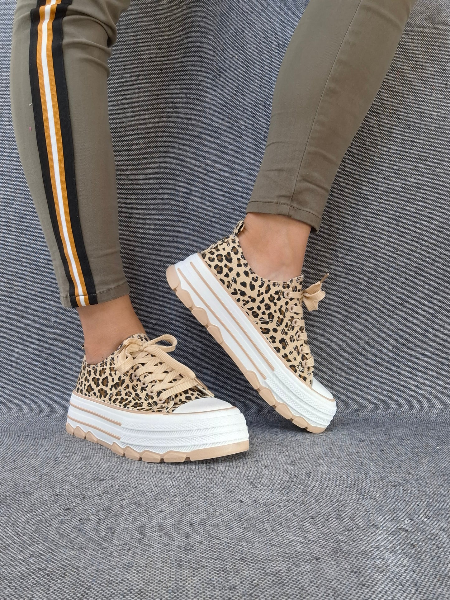 Chaussures baskets beiges et blanches motif léopard semelles plate-forme style converse