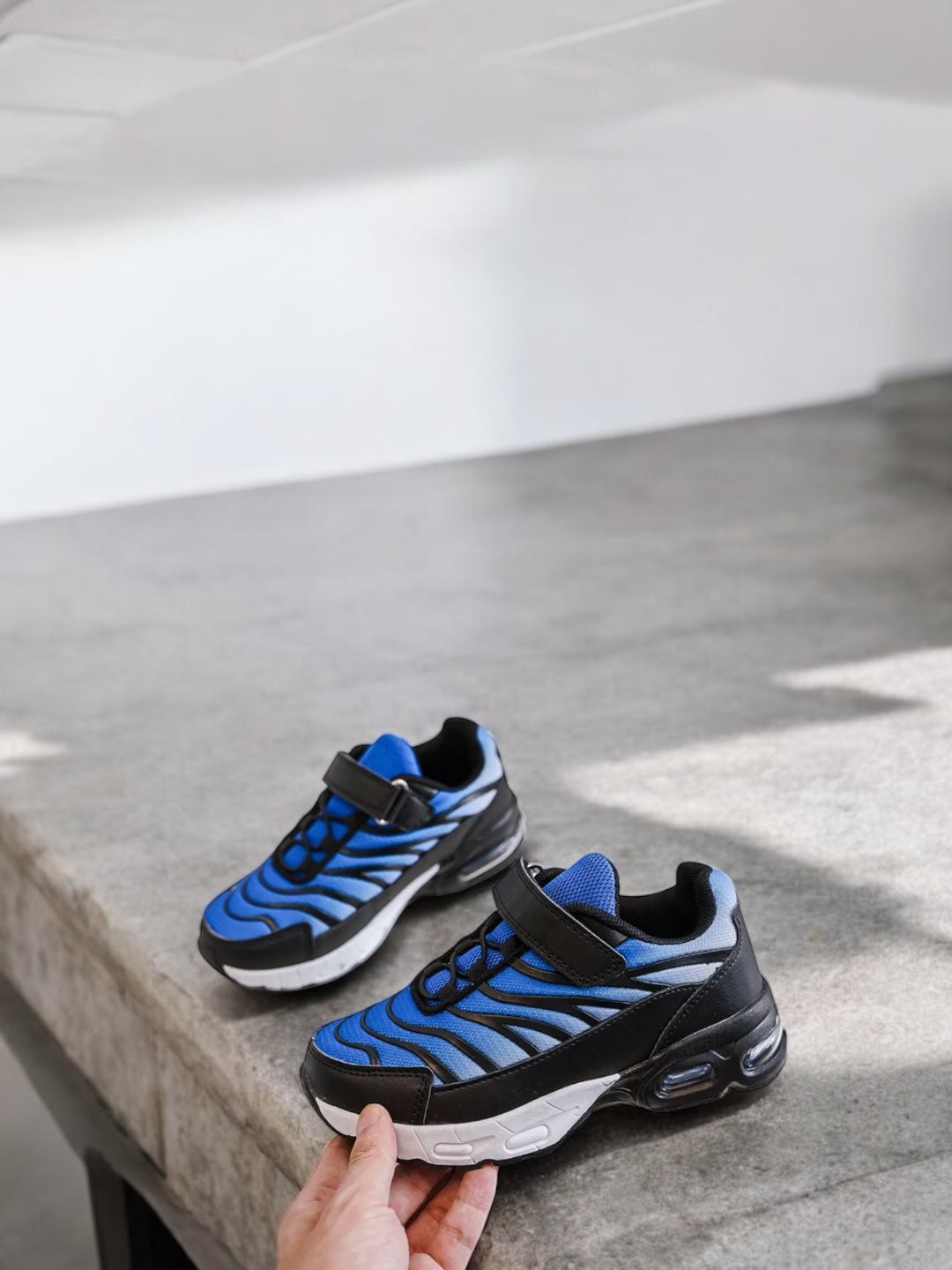 Chaussures baskets bleus et noires style TN requins - Enfant (garçon)