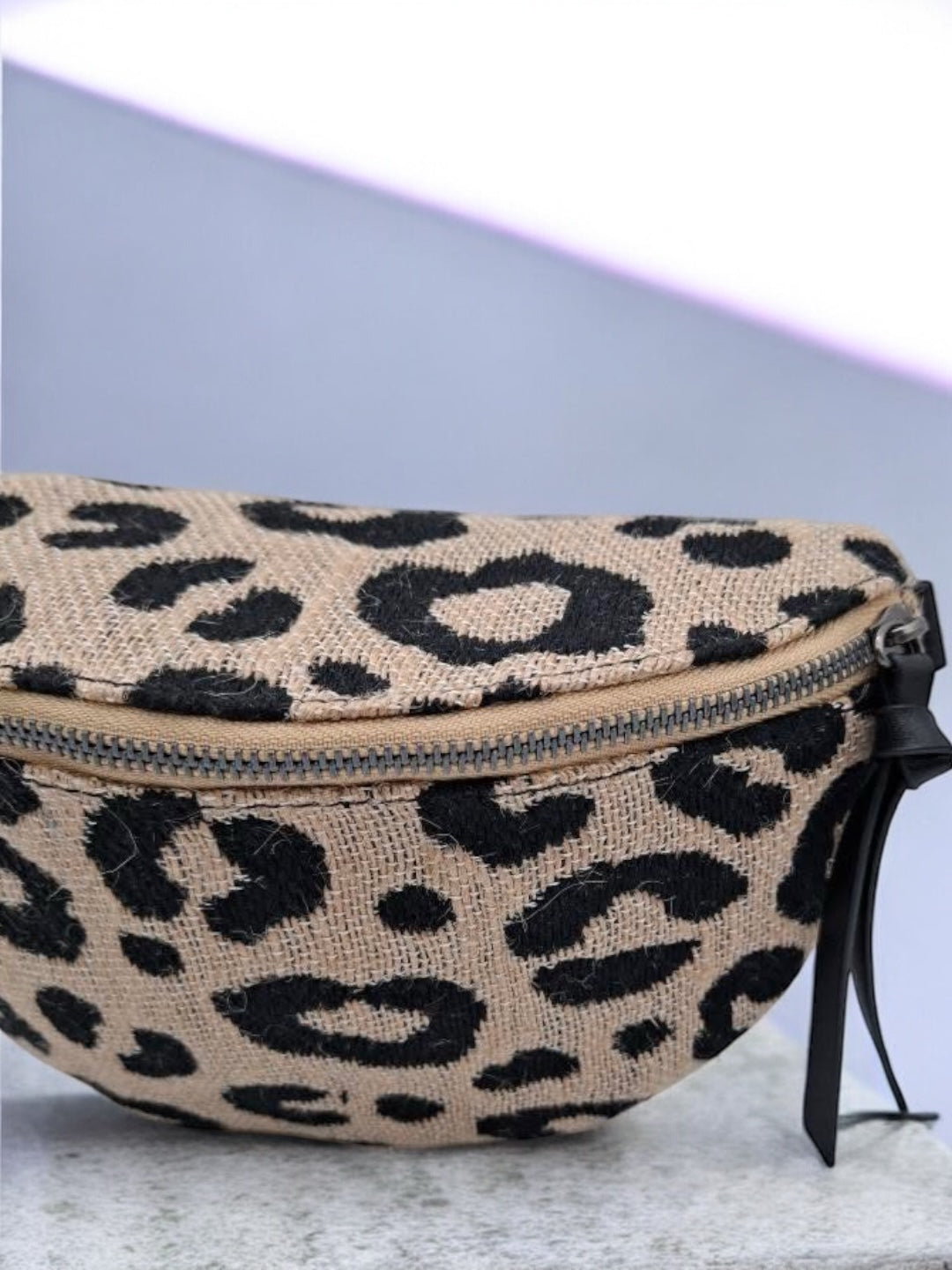 Sac banane une poche en toile de jute léopard noir