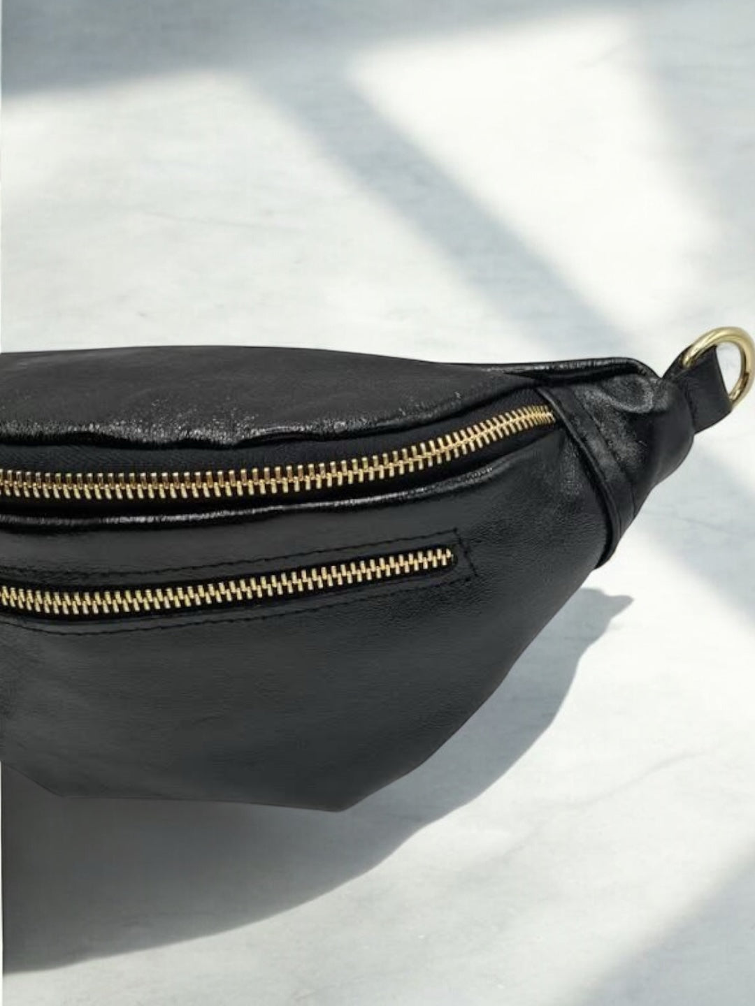 Sac banane en cuir irisé noir 2 poches