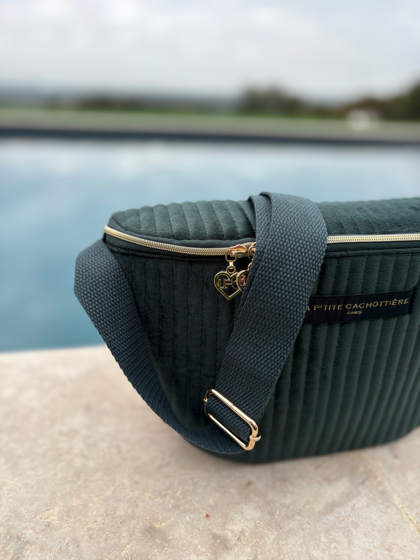 Sac banane en velours côtelé kaki “La P’tite cachottière”