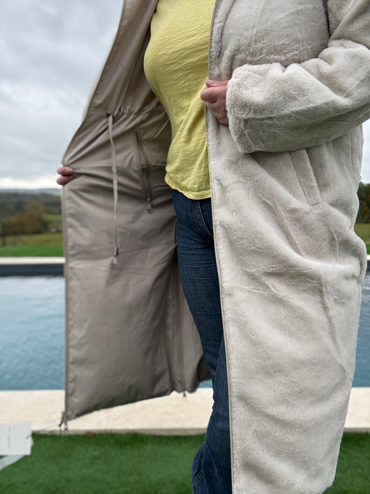 Melya Melody - Manteau long réversible blanc crème fausse fourrure avec capuche et cordons de serrage à la taille