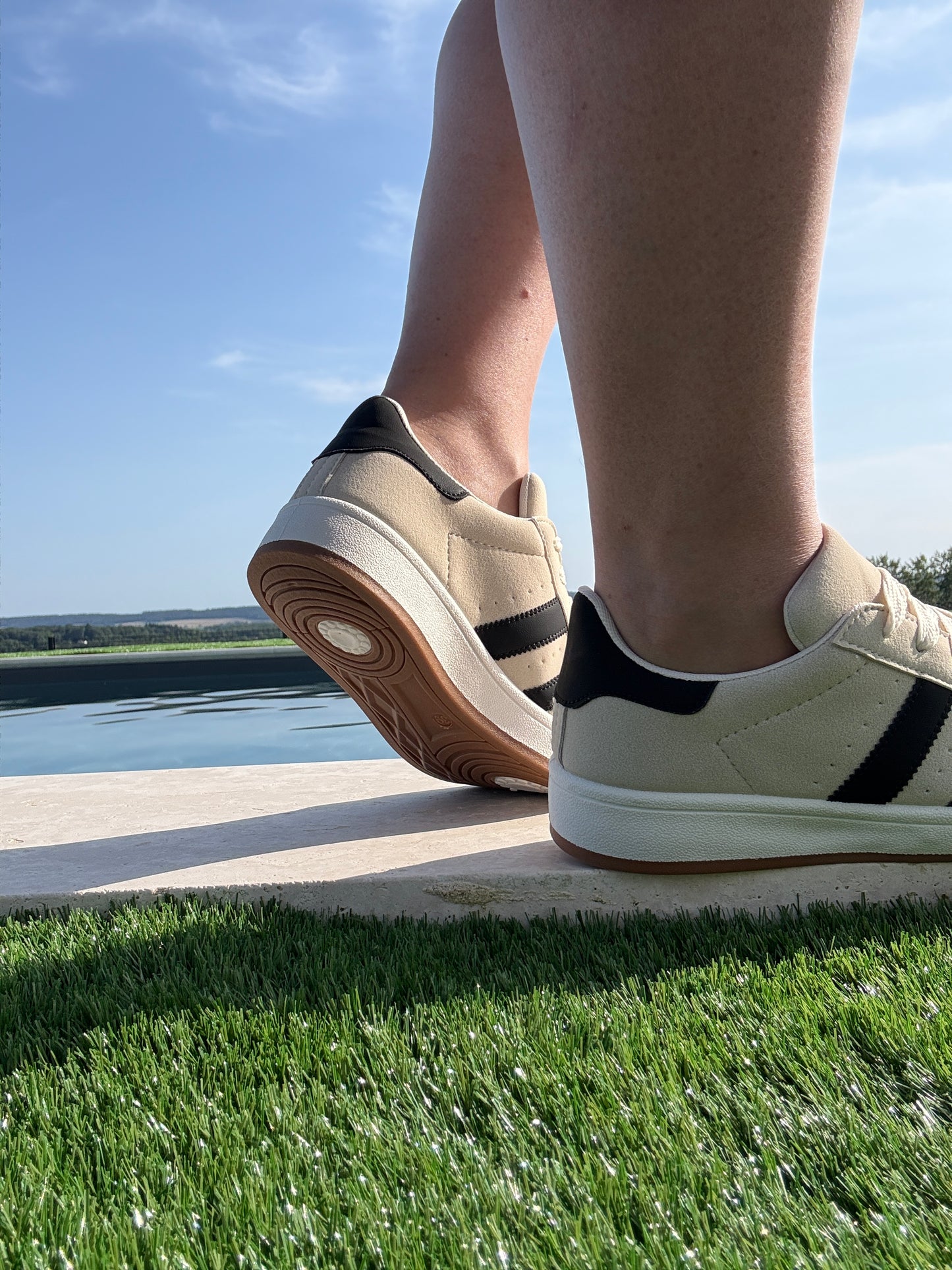 Chaussures baskets basses beige sable avec bandes noires style campus