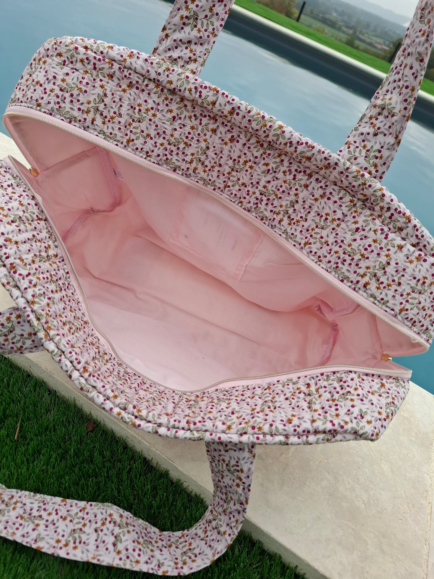 Sac week-end polochon en coton matelassé rose pâle liberty motifs cerises