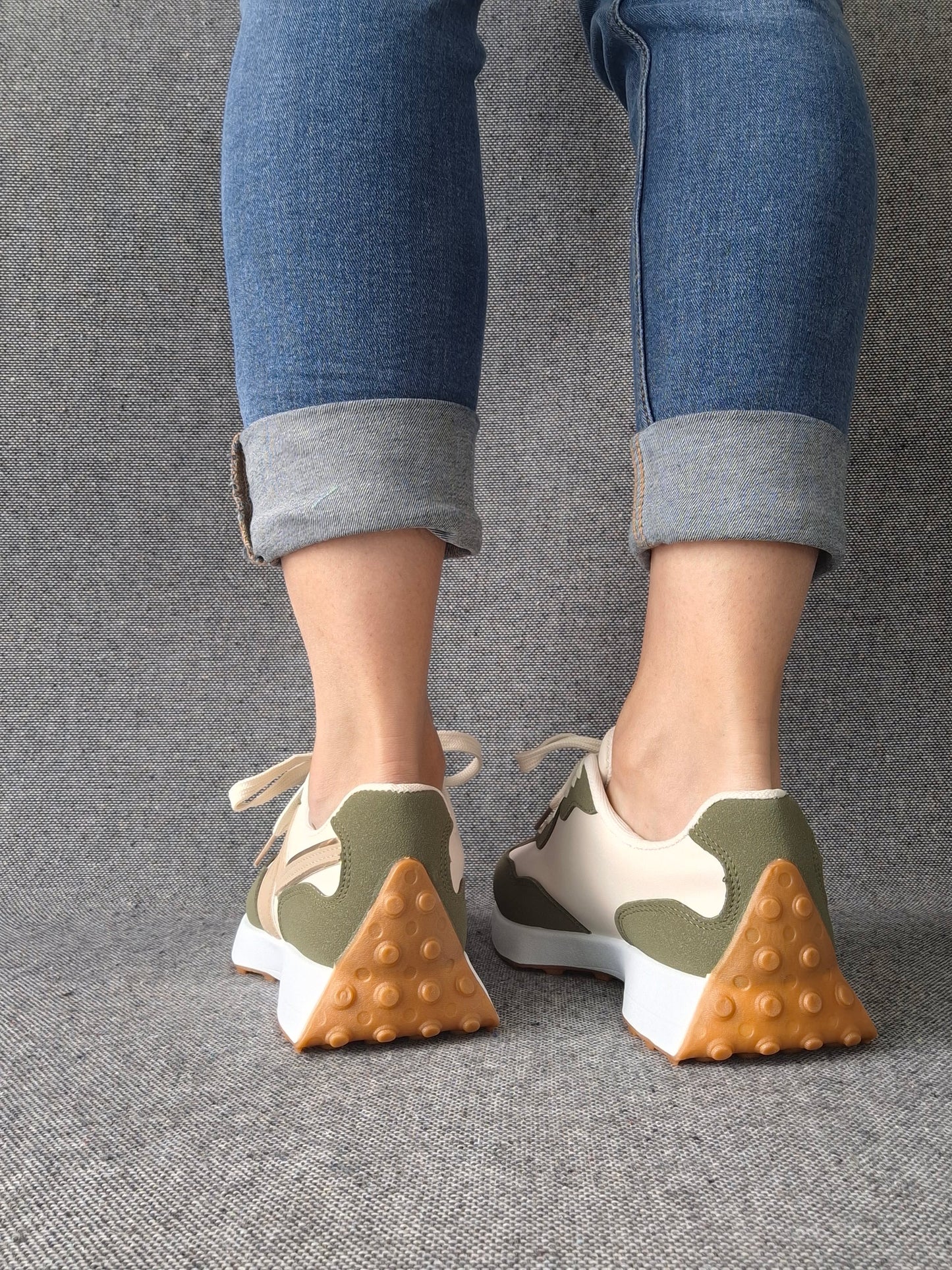 Chaussures baskets en tissu beige et kaki rehaussée par un motif taupe style sneakers