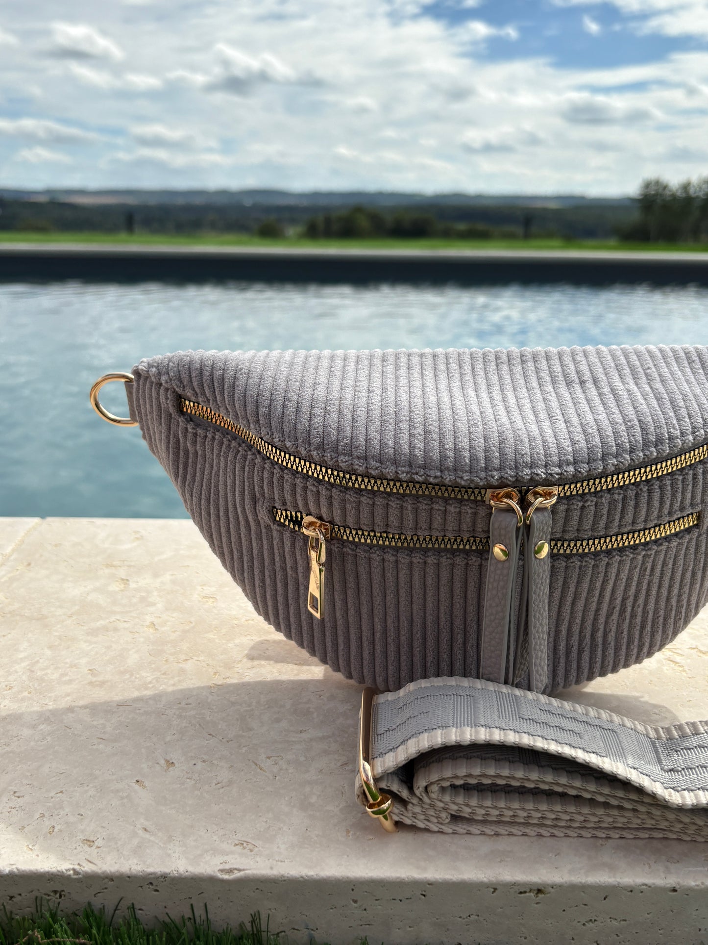 Sac banane velours côtelé 2 poches gris sangle fantaisie