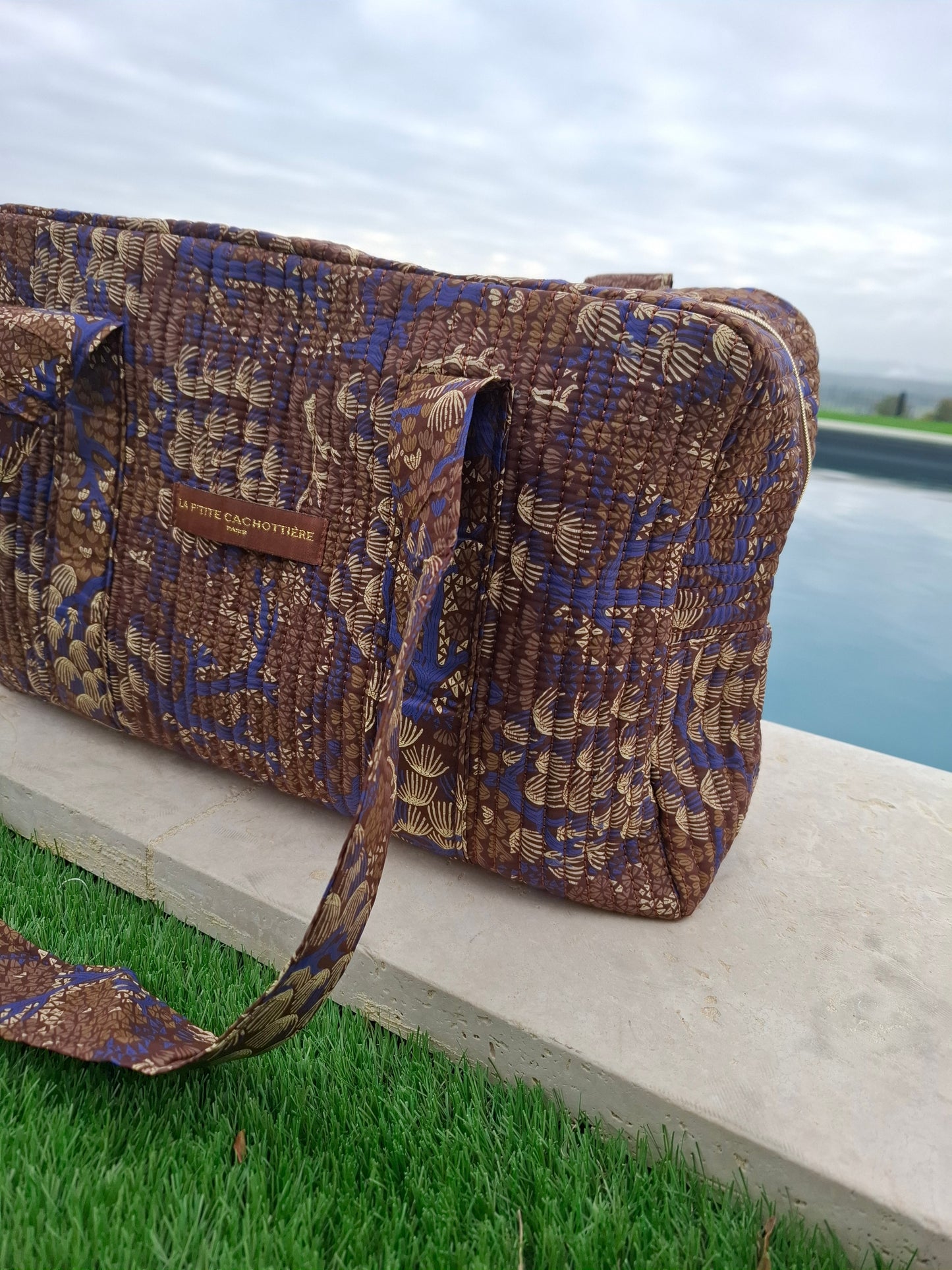 Sac week-end polochon en coton matelassé marron liberty fleuris beige et bleu