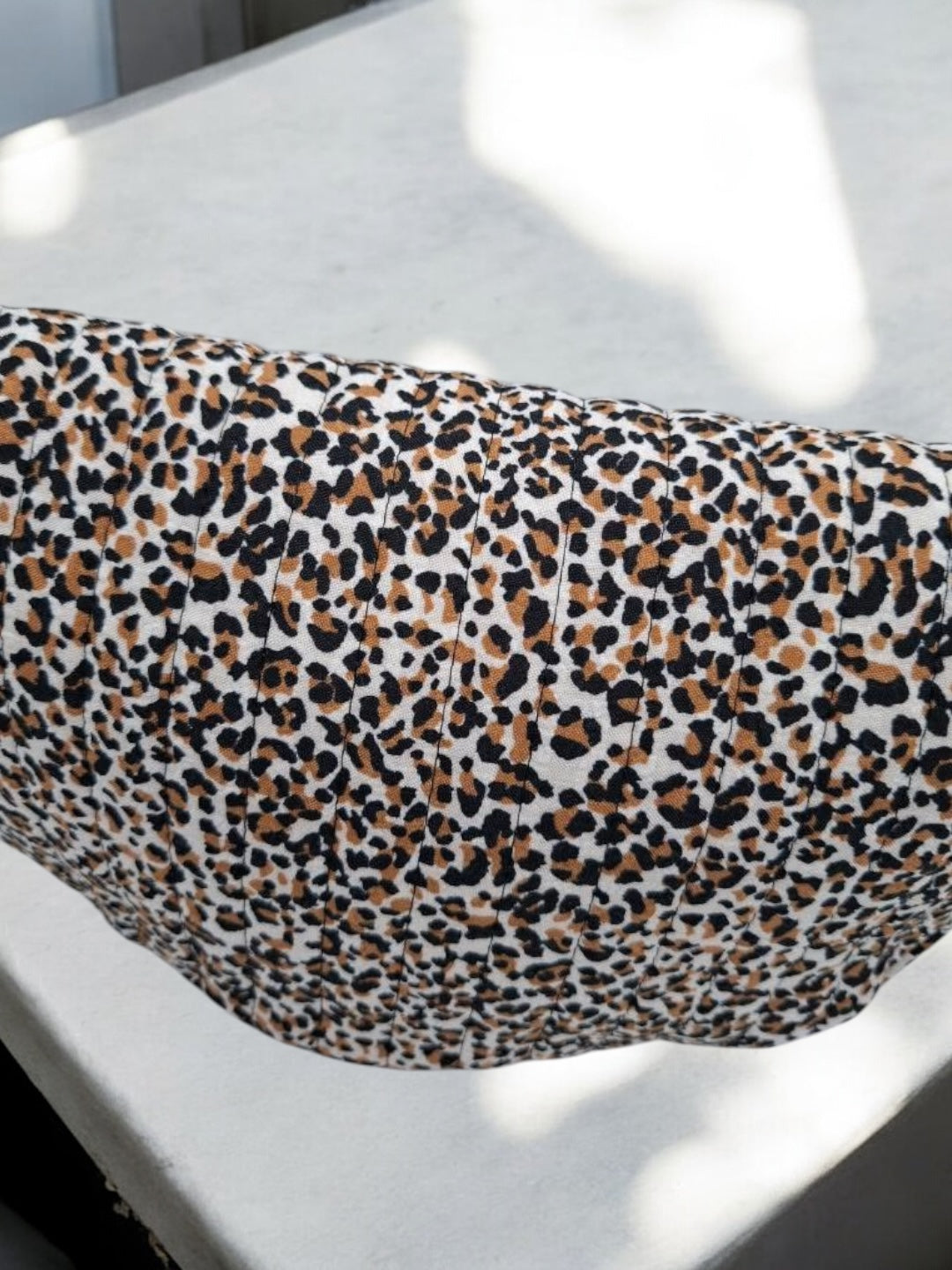 Sac banane beige motifs léopard matelassé en coton