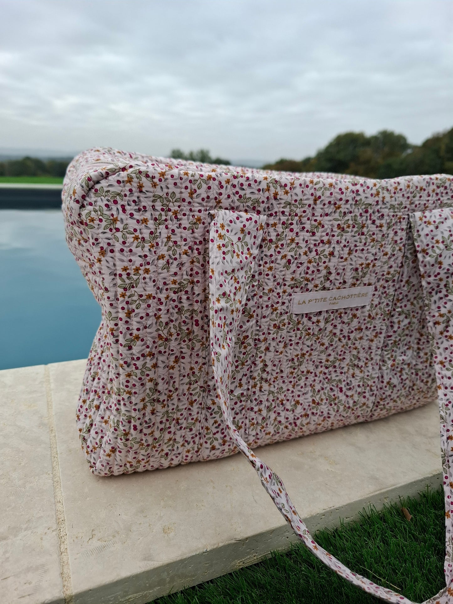 Sac week-end polochon en coton matelassé rose pâle liberty motifs cerises