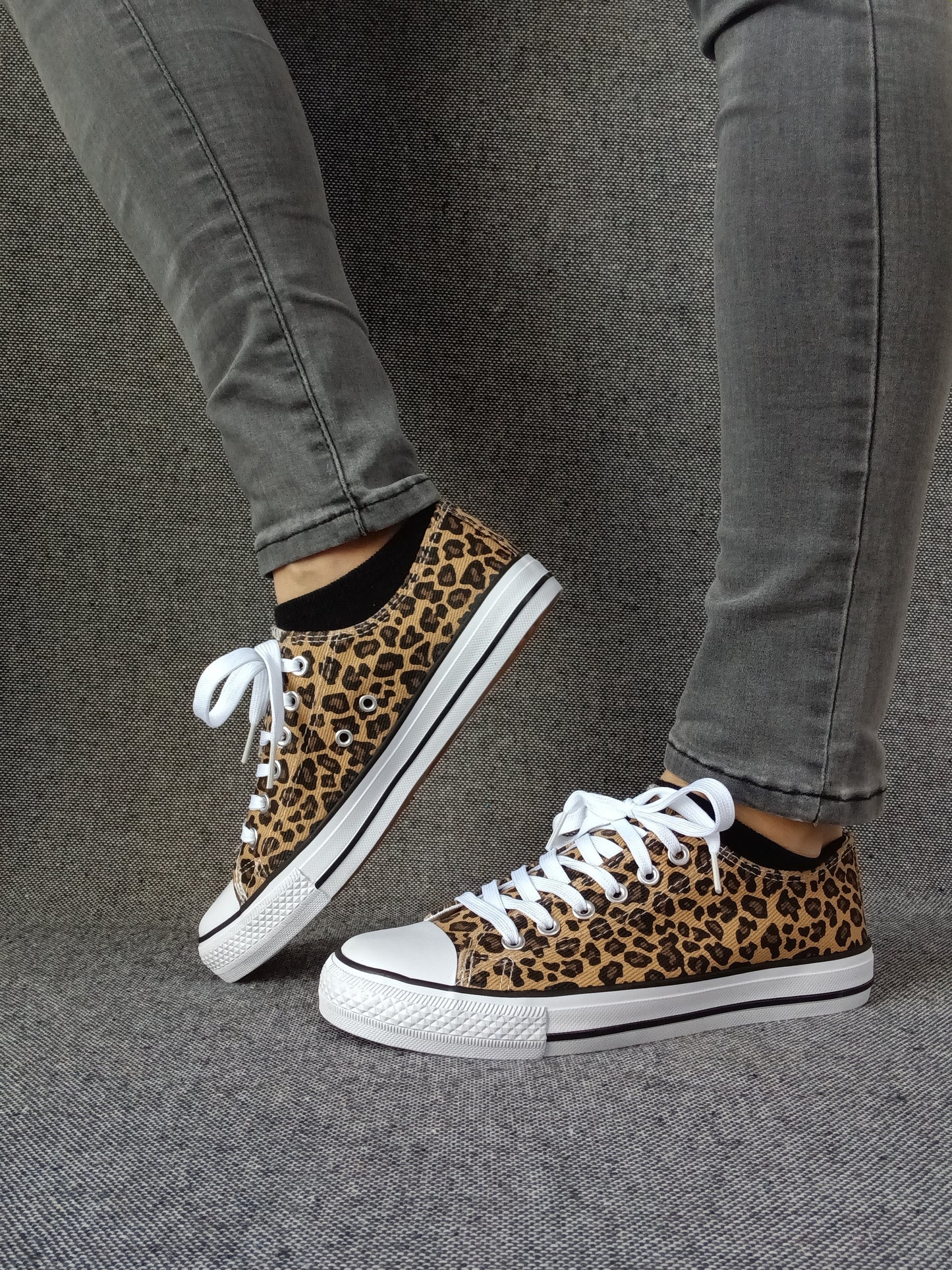 Chaussures baskets basses tissu léopard style converse