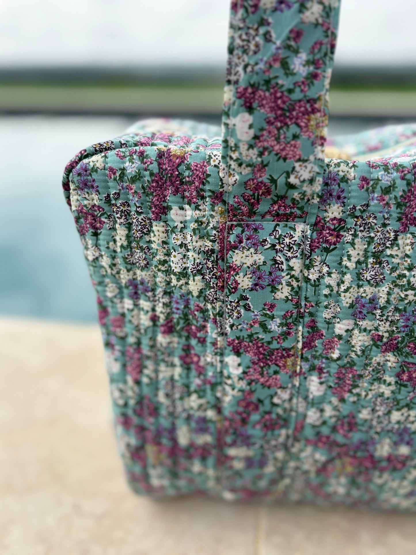 Sac week-end polochon en coton matelassé multicolore liberty fleuri rouge et blanc