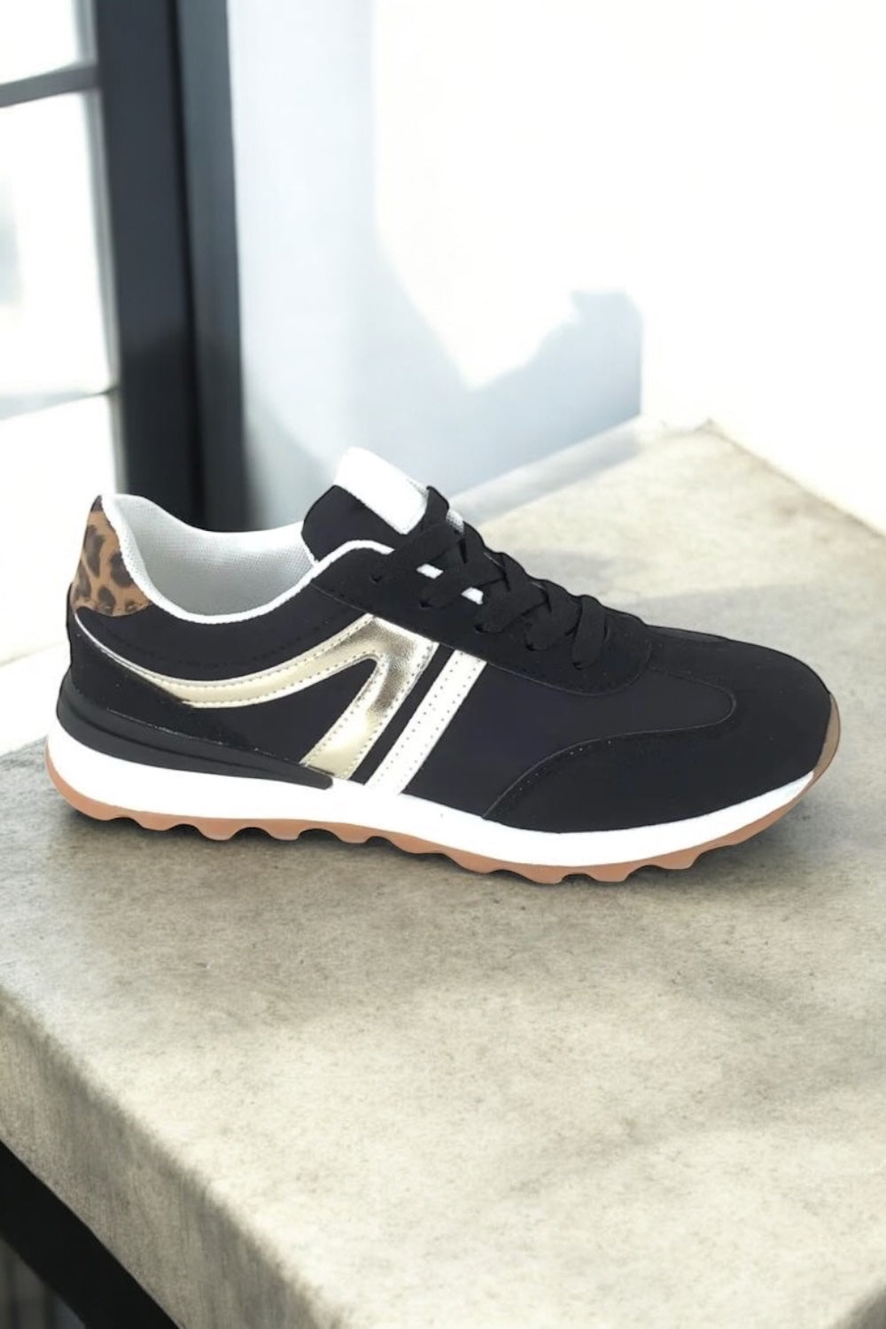 Chaussures baskets basses noir doré style sneakers new balance