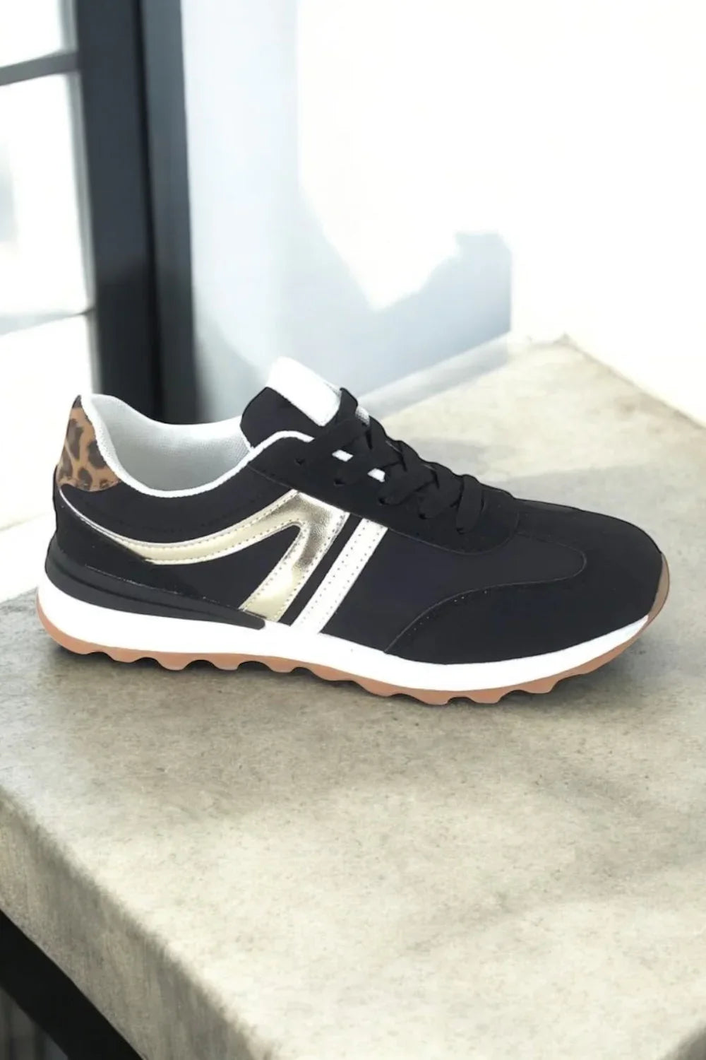 Chaussures baskets basses noir doré style sneakers campus