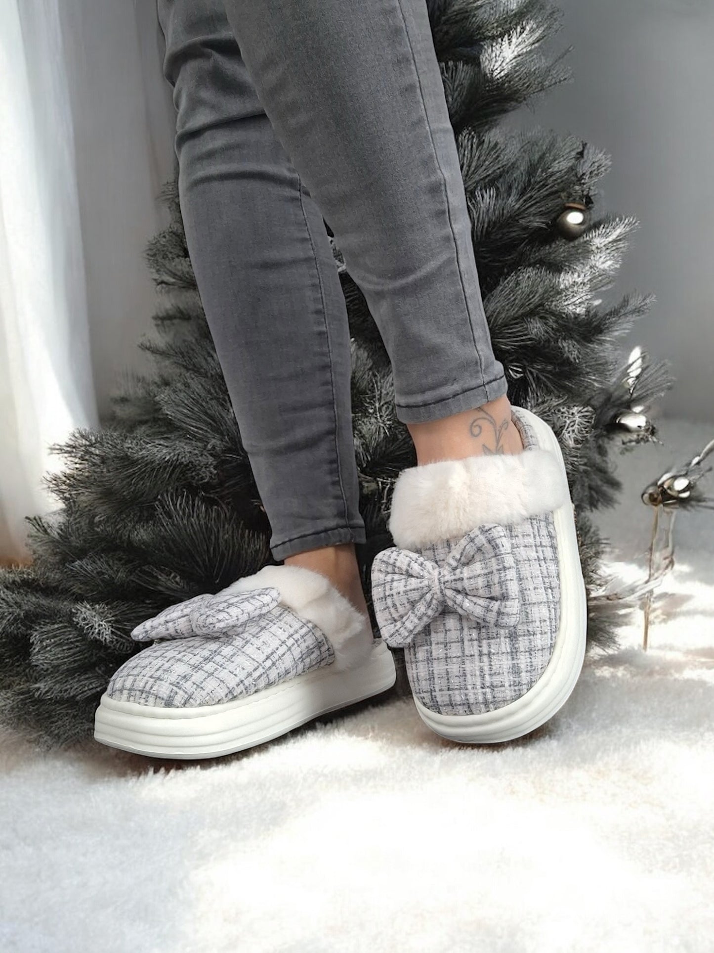 Chaussons fourrés bleu et blanc en tissu à carreaux avec noeud