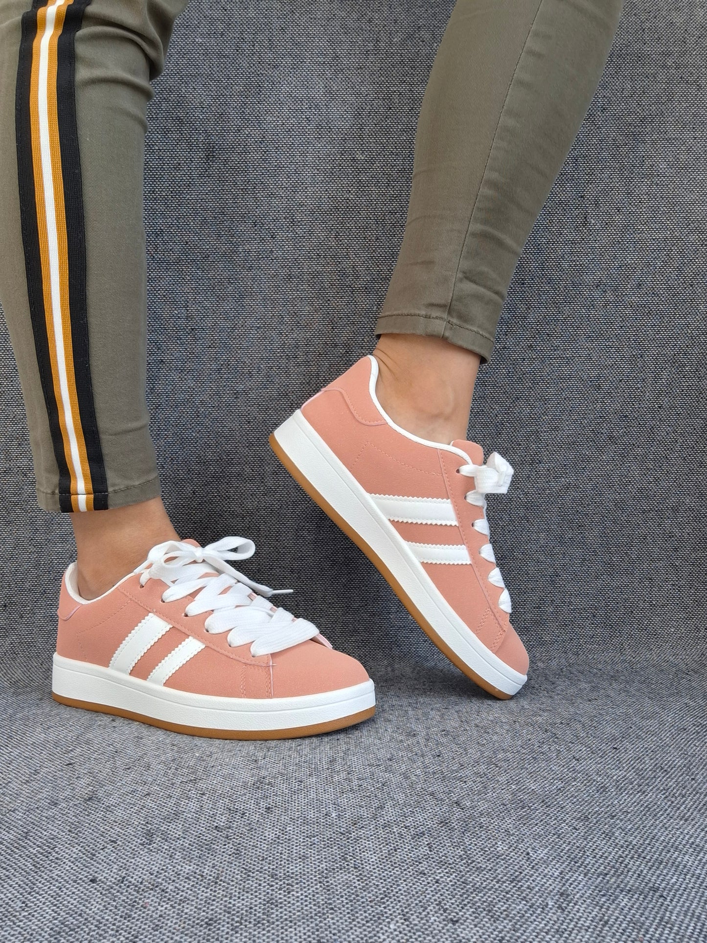 Chaussures baskets basses corail avec bandes blanches style sneakers campus