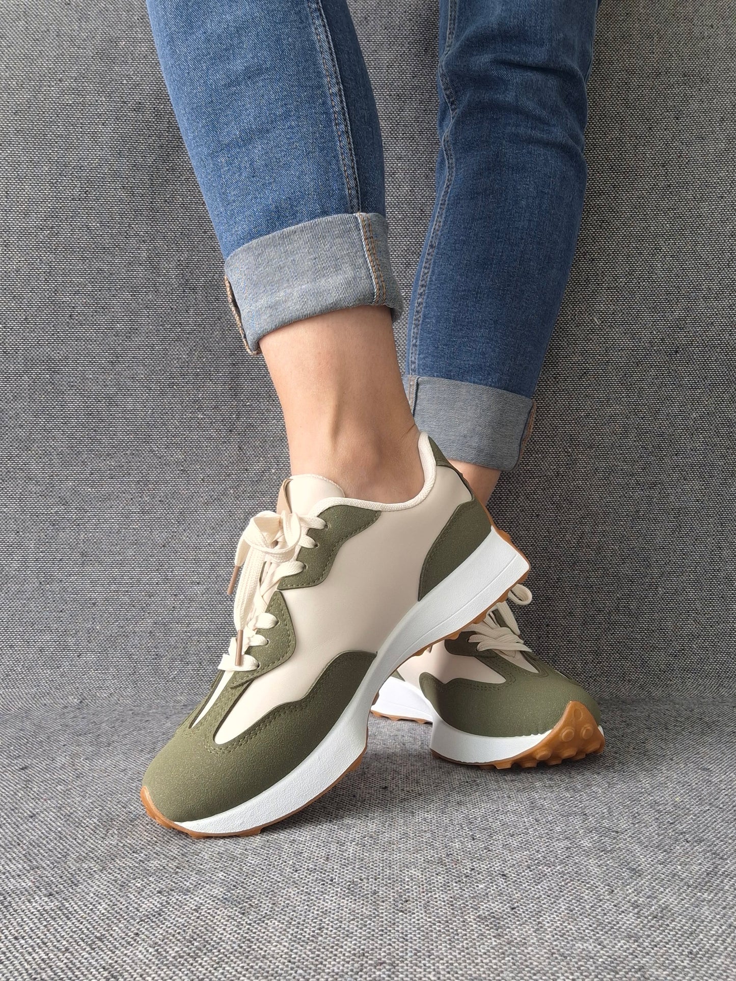 Chaussures baskets en tissu beige et kaki rehaussée par un motif taupe style sneakers