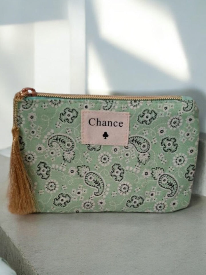 Pochette en tissu vert motifs bandana “Chance”