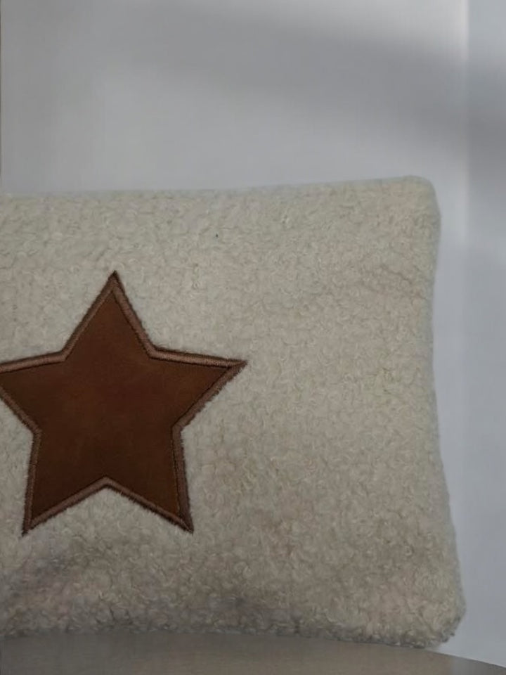 Pochette blanche avec une étoile marron