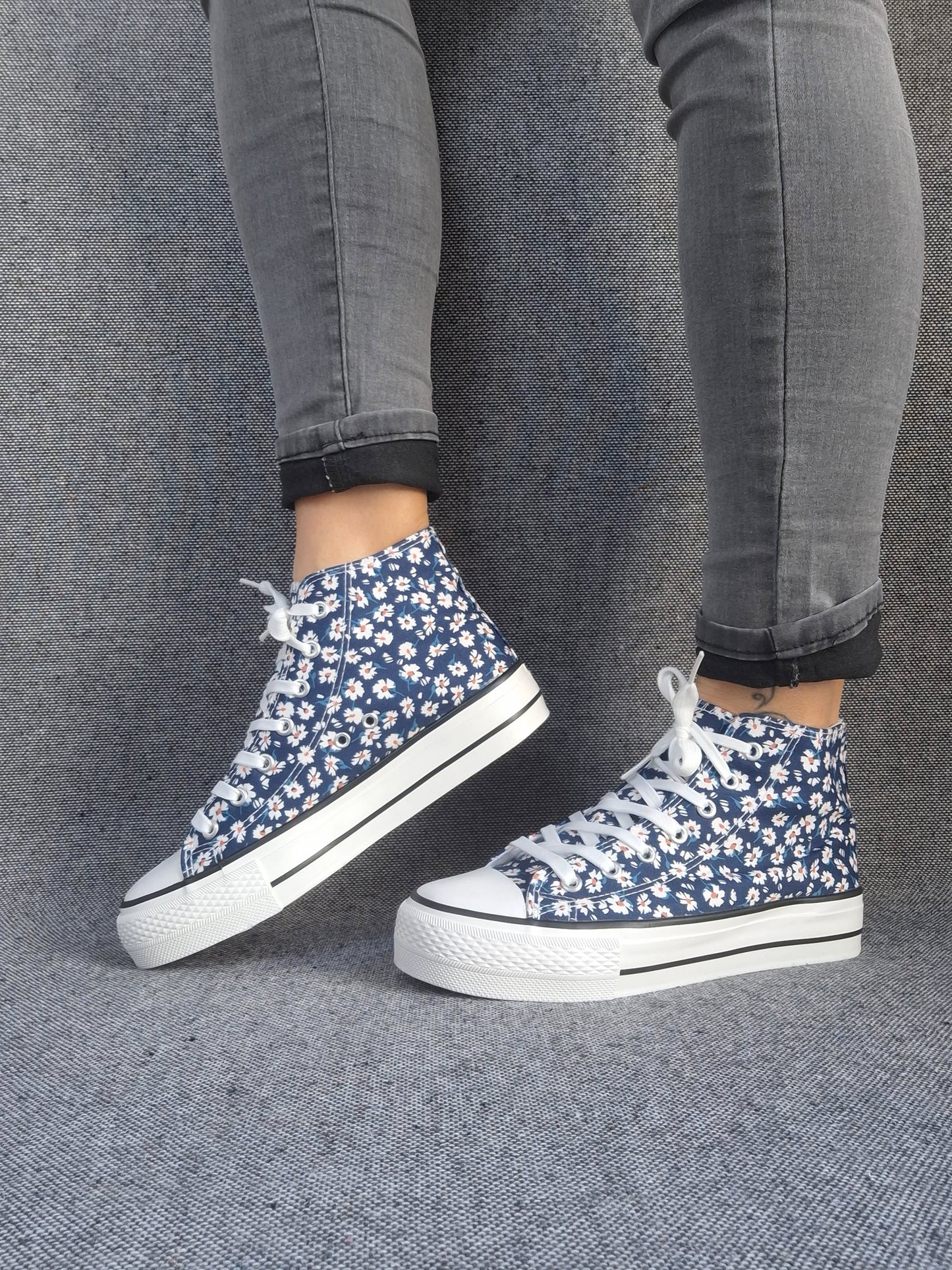 Chaussures baskets hautes motifs liberty fleurs bleu marine en tissu style converse