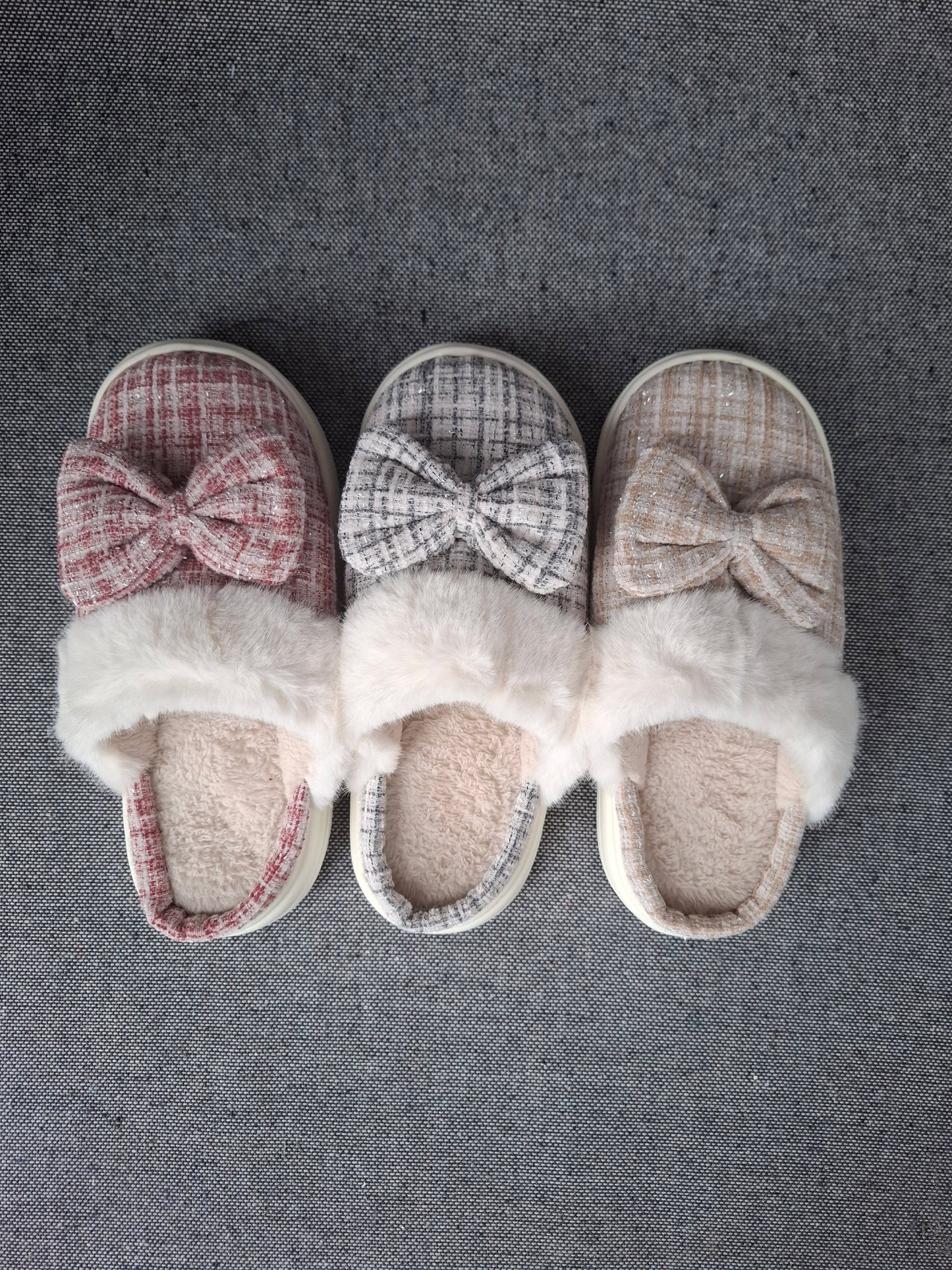 Chaussons fourrés bleu et blanc en tissu à carreaux avec noeud