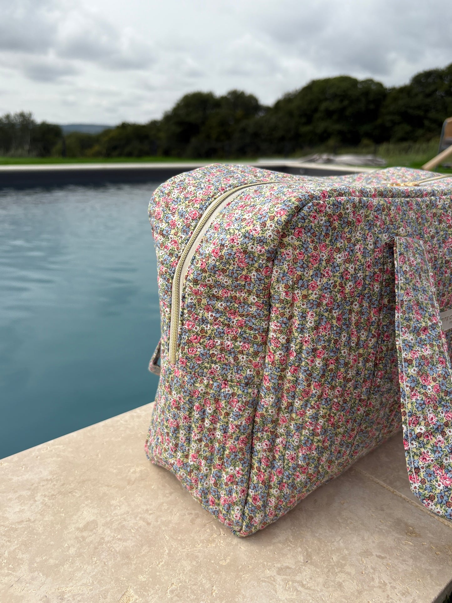 Sac week-end polochon en coton matelassé multicolore liberty fleuri rose bleu et blanc