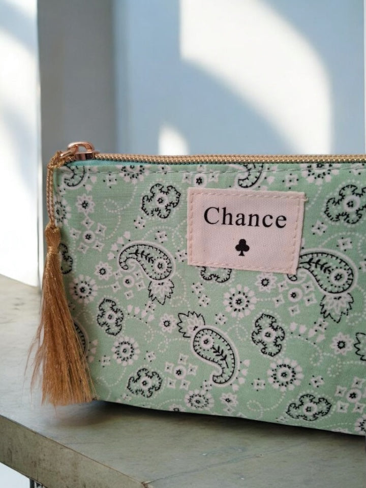Pochette en tissu vert motifs bandana “Chance”