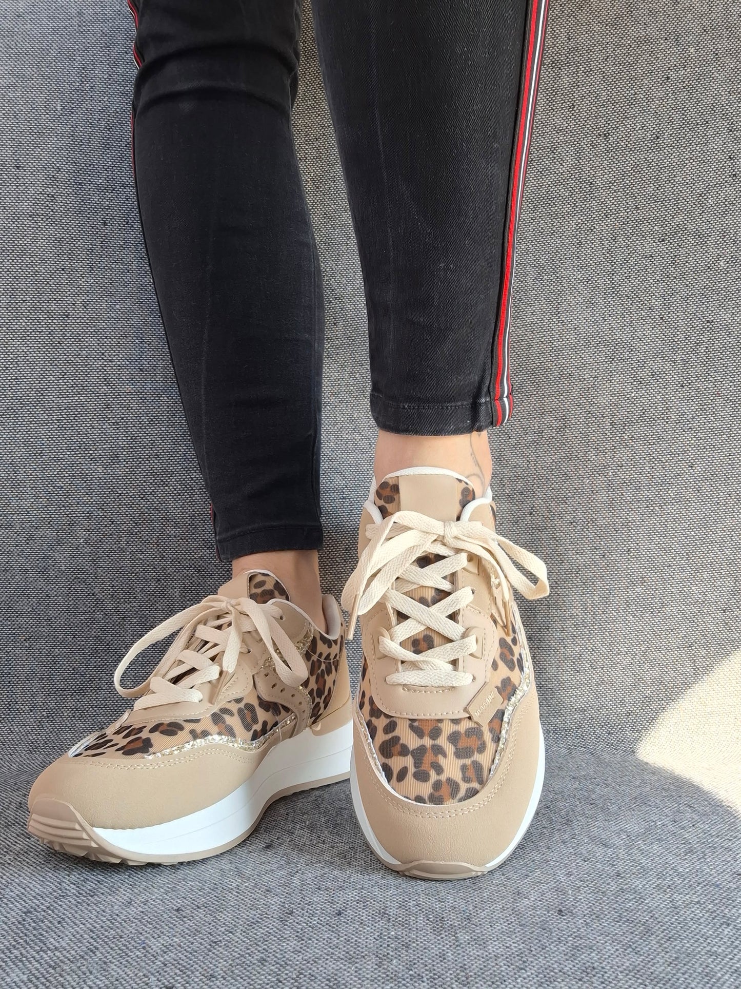 Chaussures baskets en tissu beige léopard avec une bande argentée pailletée style sneakers