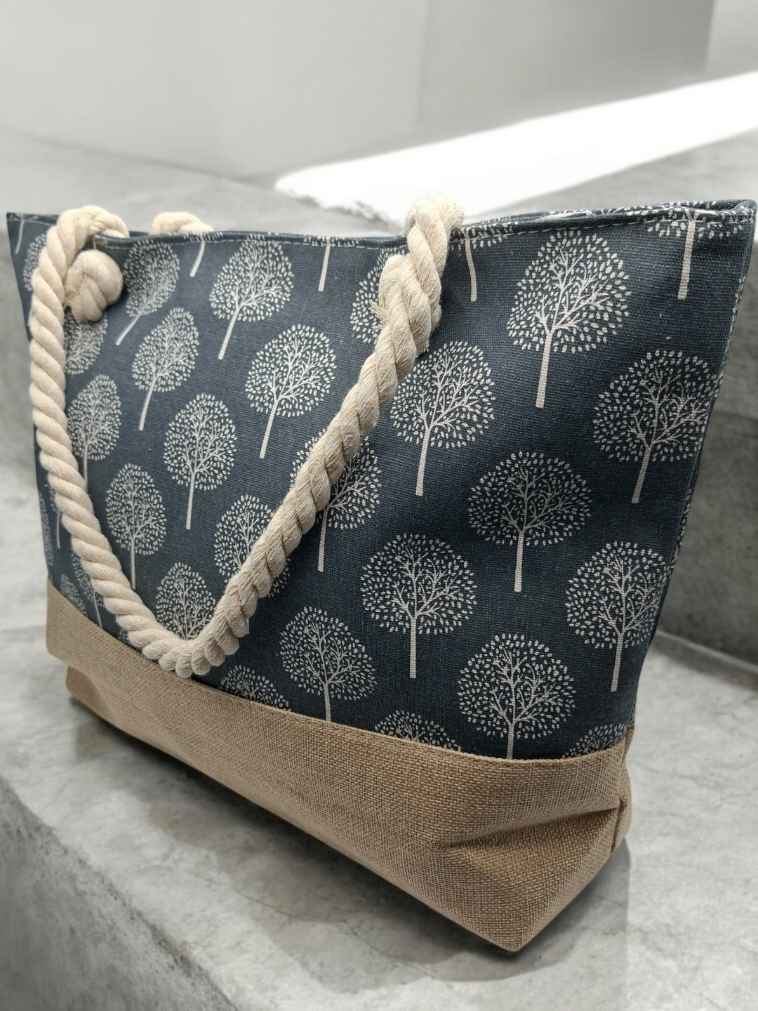 Sac à main de plage porté à l’épaule gris motifs arbres