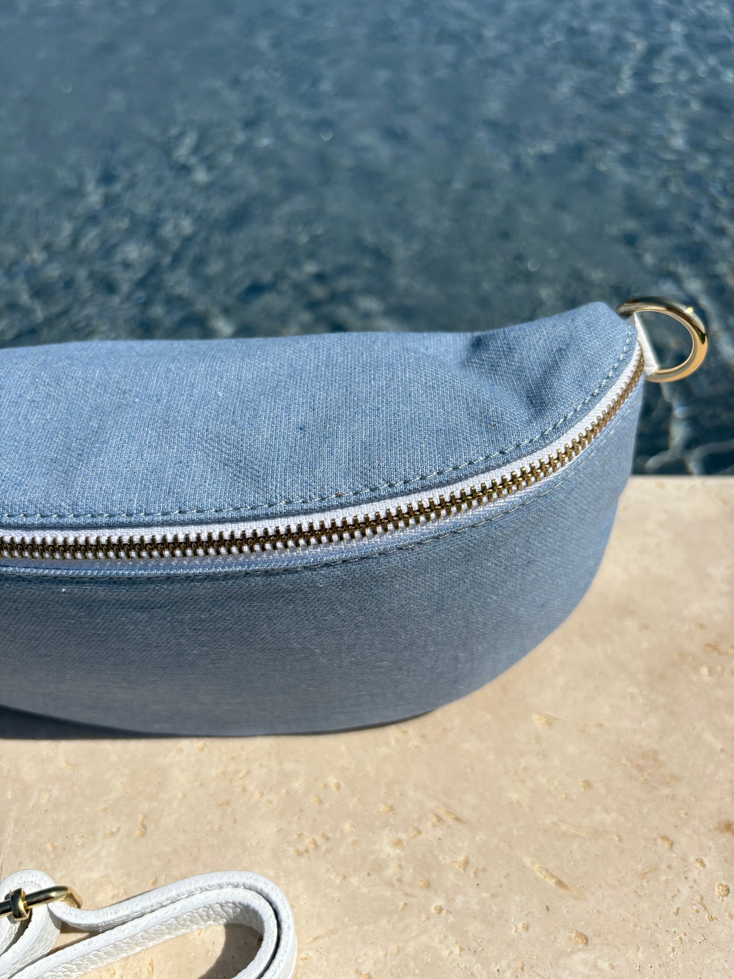 Sac banane tissu jean bandouliere blanche en cuir