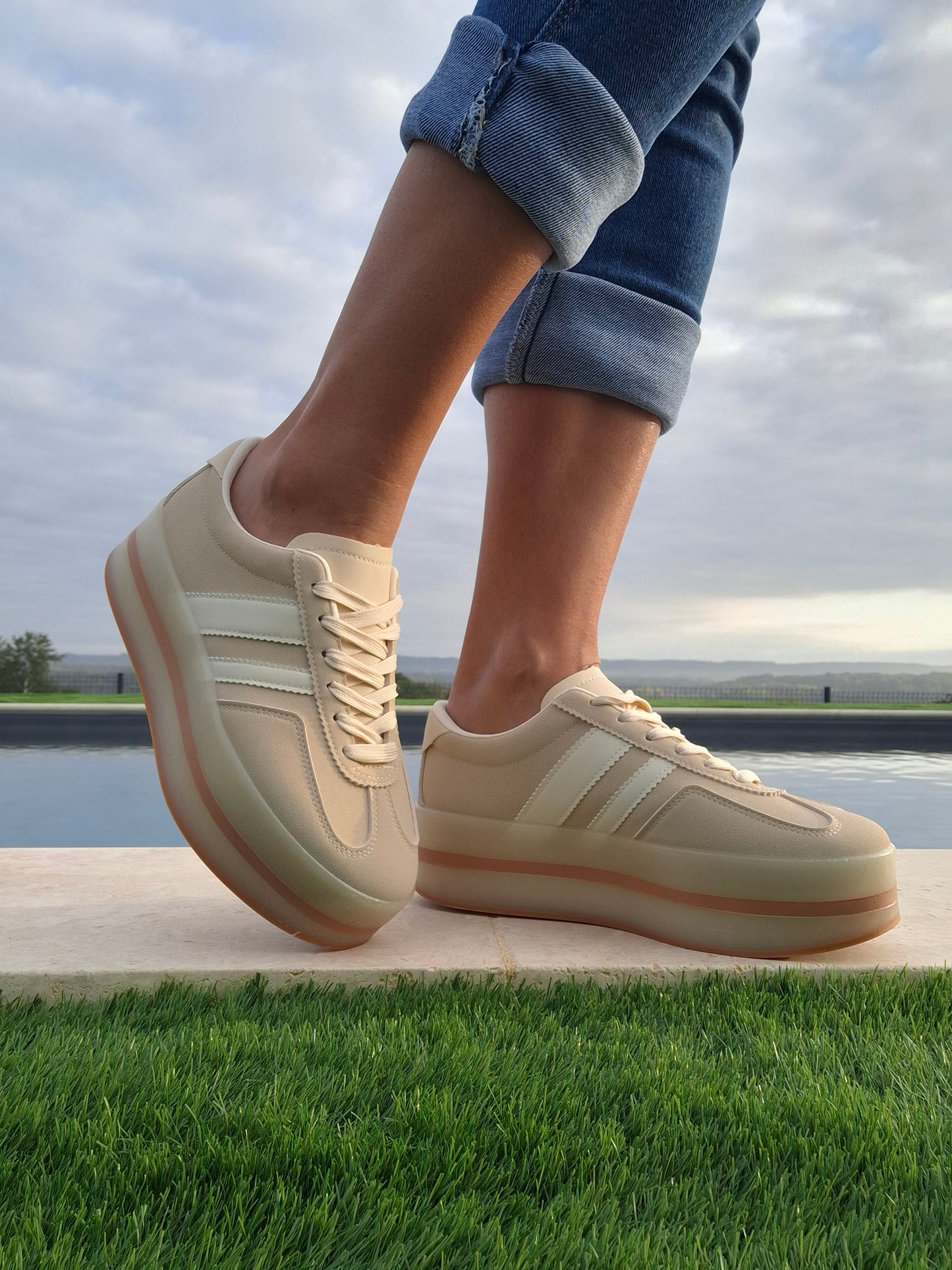 Chaussures baskets basses compensées beige blanc style sneakers campus