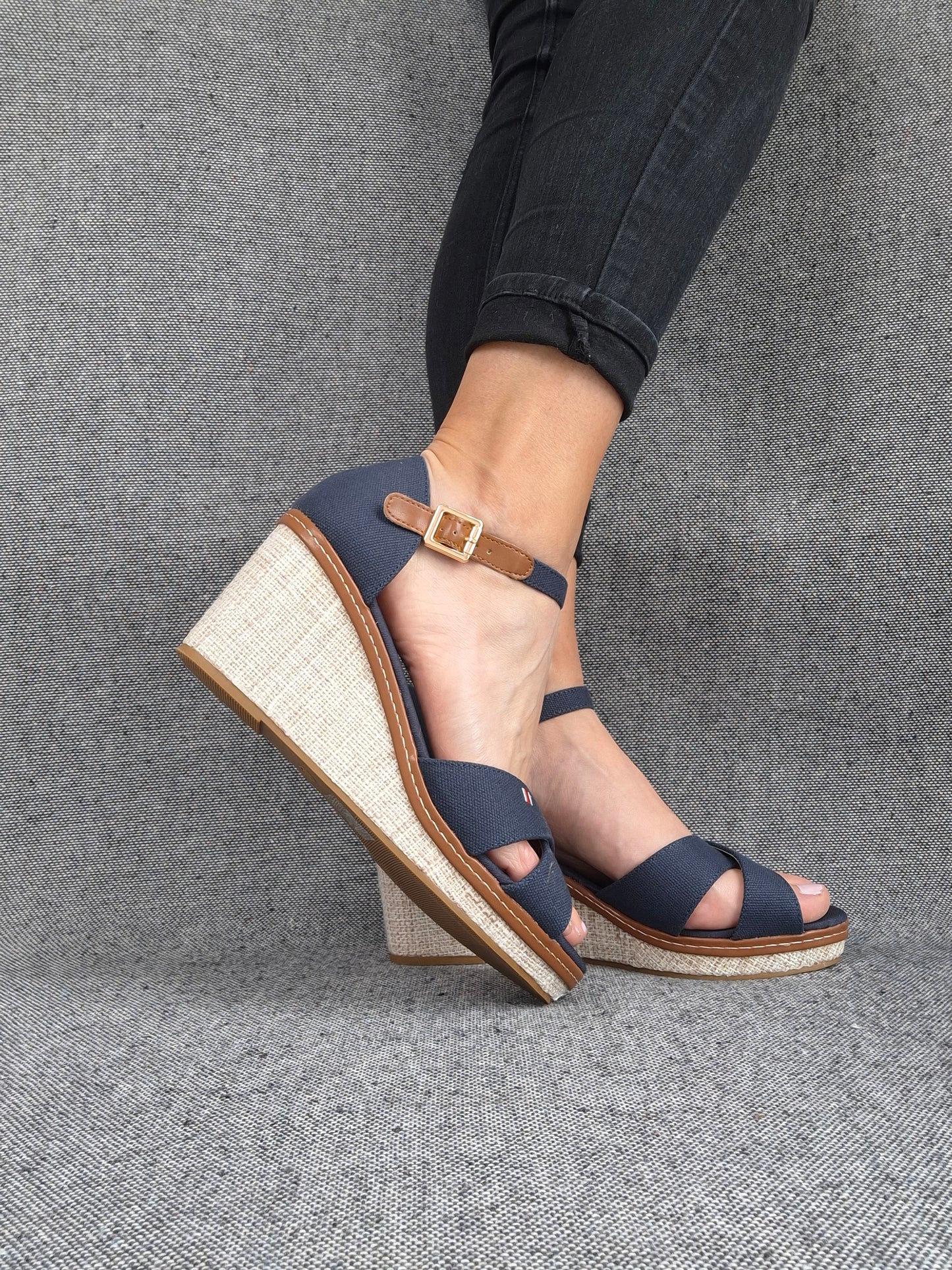 Chaussures sandales compensées tissu à lanières bleu marine semelle beige