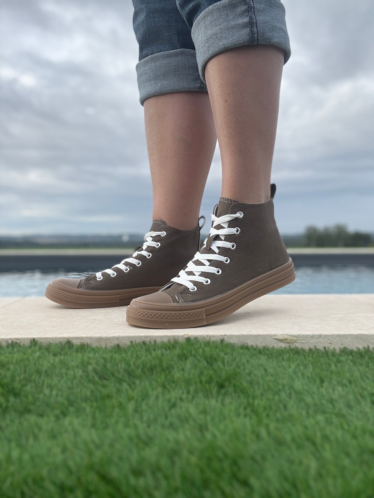 Chaussures baskets hautes en tissu kaki et marron style converse