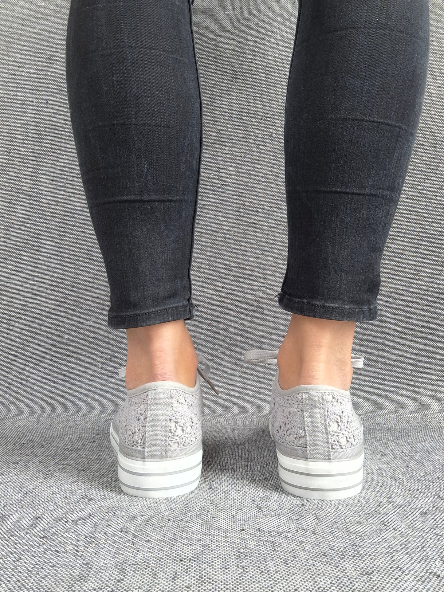 Chaussures baskets basses à dentelle grise en tissu style converse