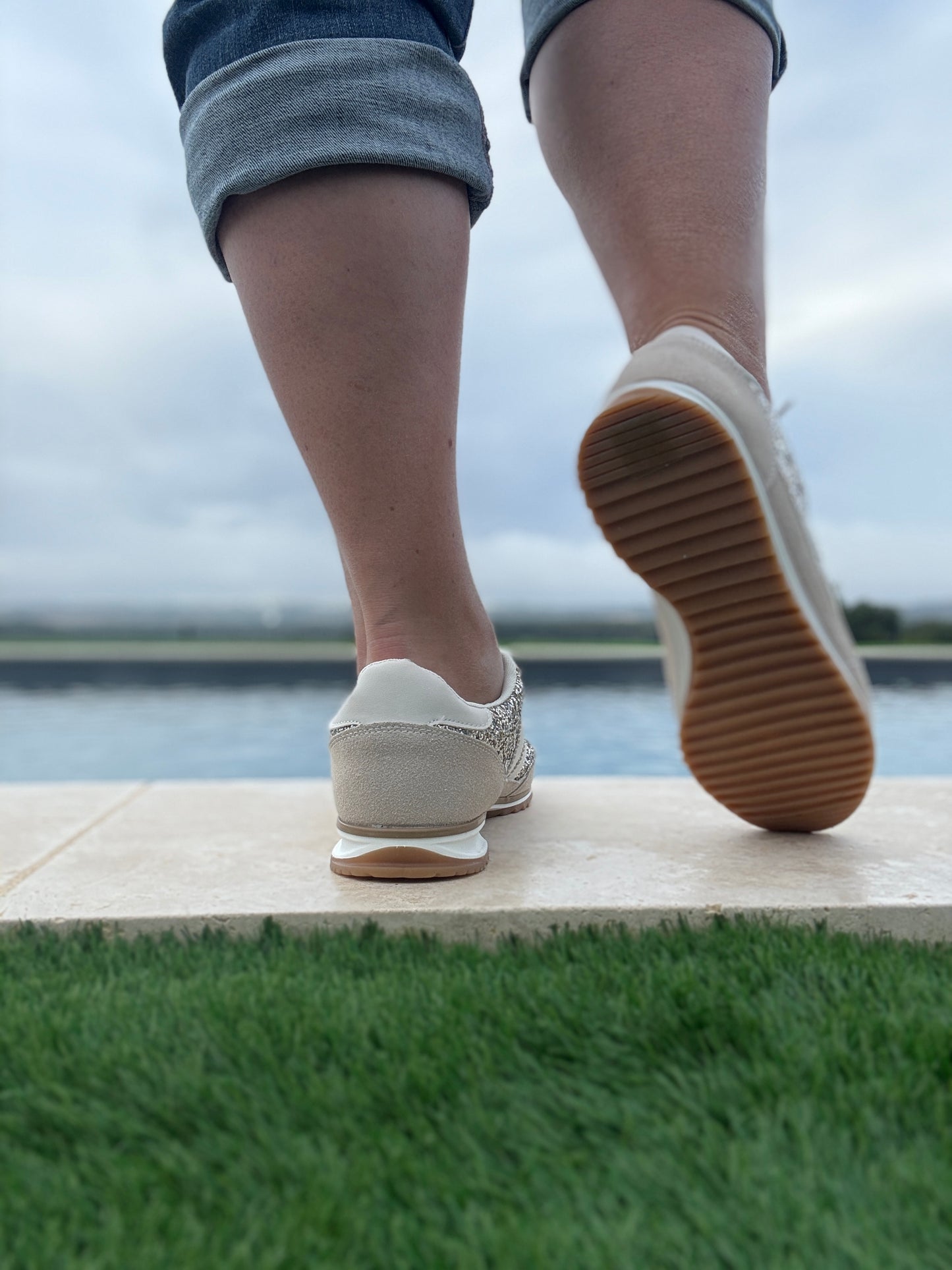Chaussures baskets basses gris pailleté avec des rayures blanches style sneakers