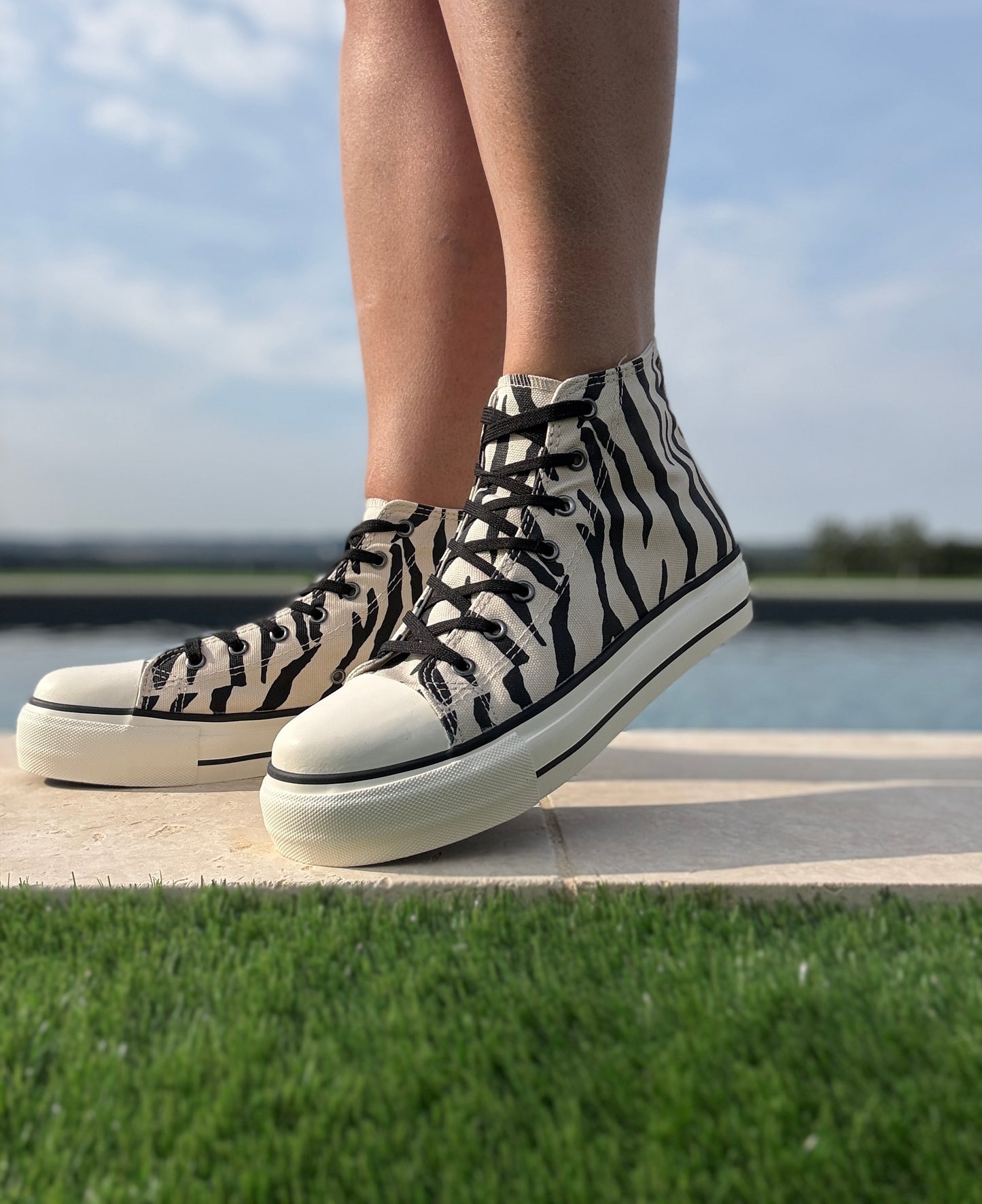 Chaussures baskets hautes en toile motif zèbre noir et blanc style converse
