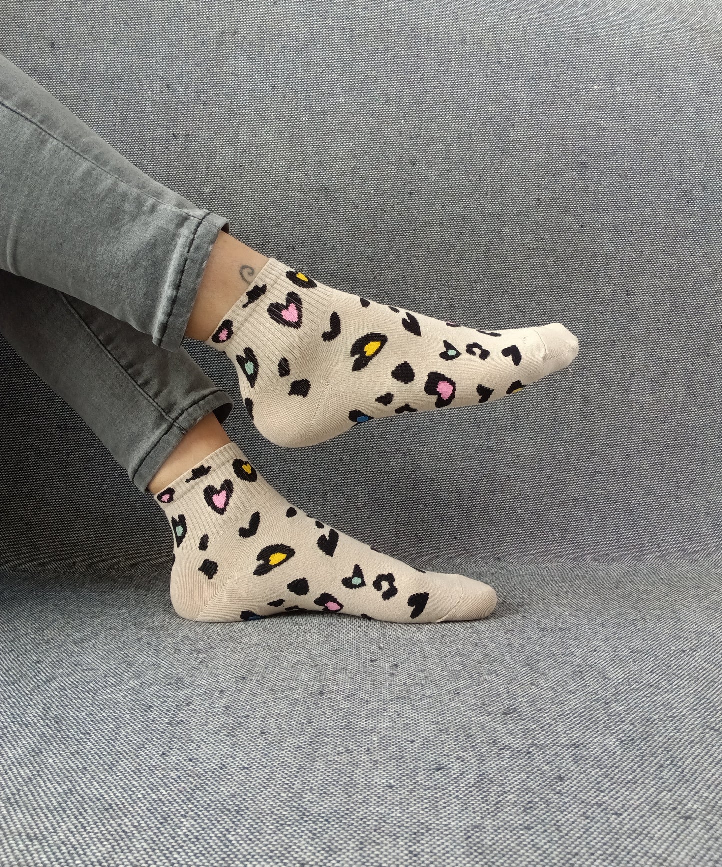 Paire de chaussettes beige en coton à motifs coeurs colorés