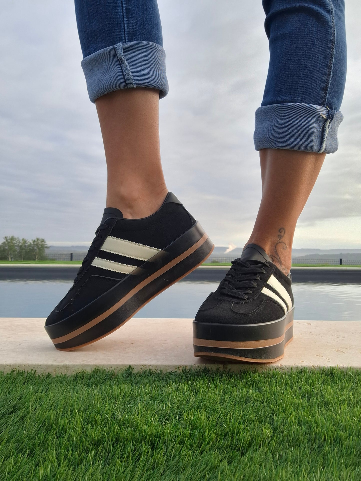 Chaussures baskets basses compensées noir avec bandes blanches style sneakers campus