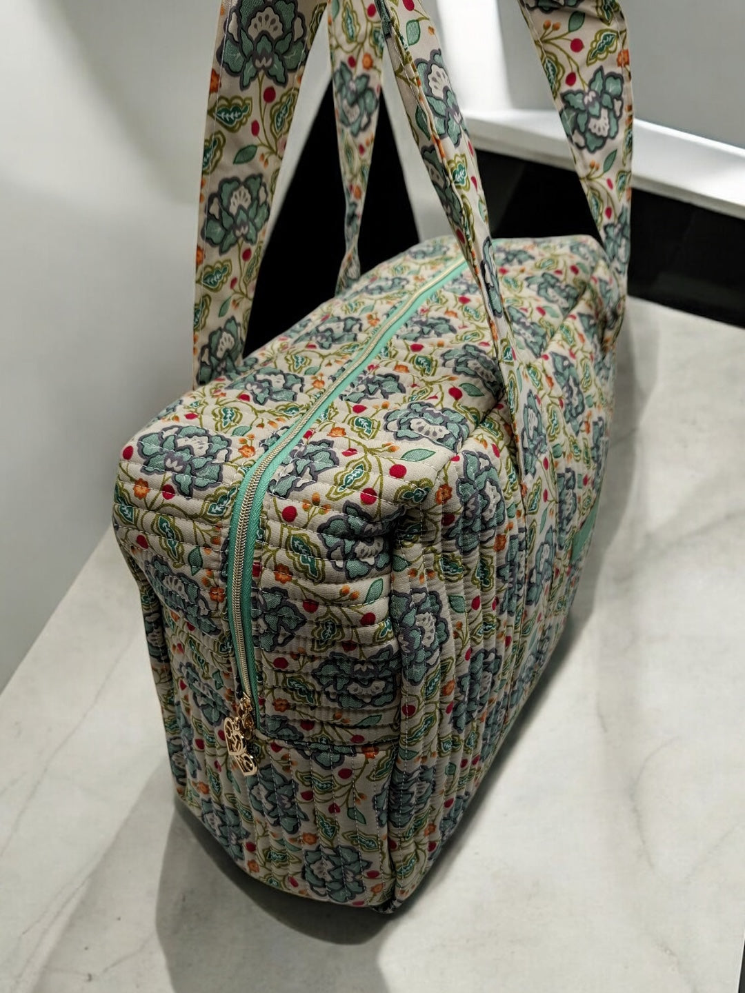 Sac week-end polochon en coton matelassé blanc liberty fleuri jaune et bleu