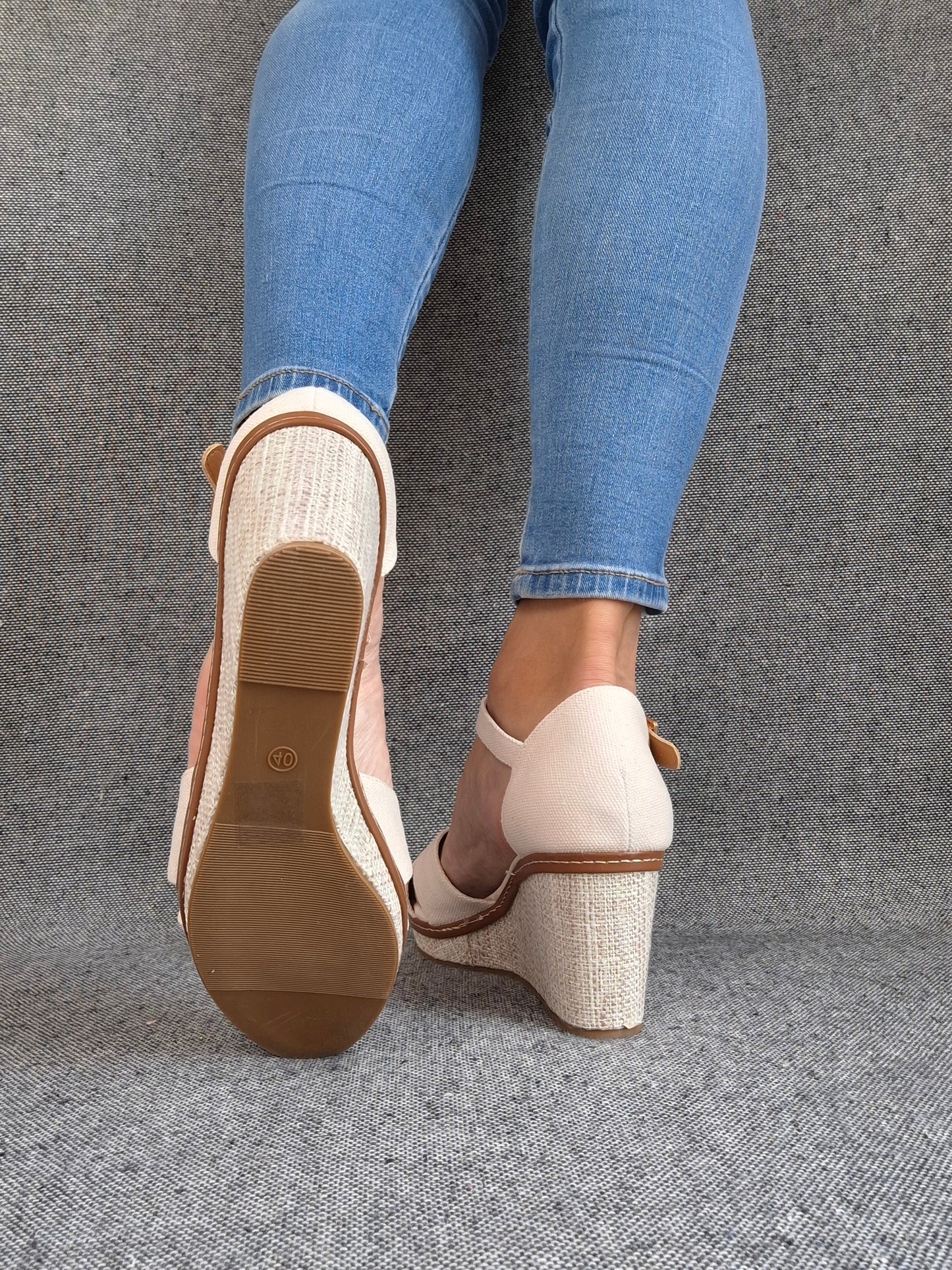 Chaussures sandales compensées tissu à lanières beige et semelle beige pointure