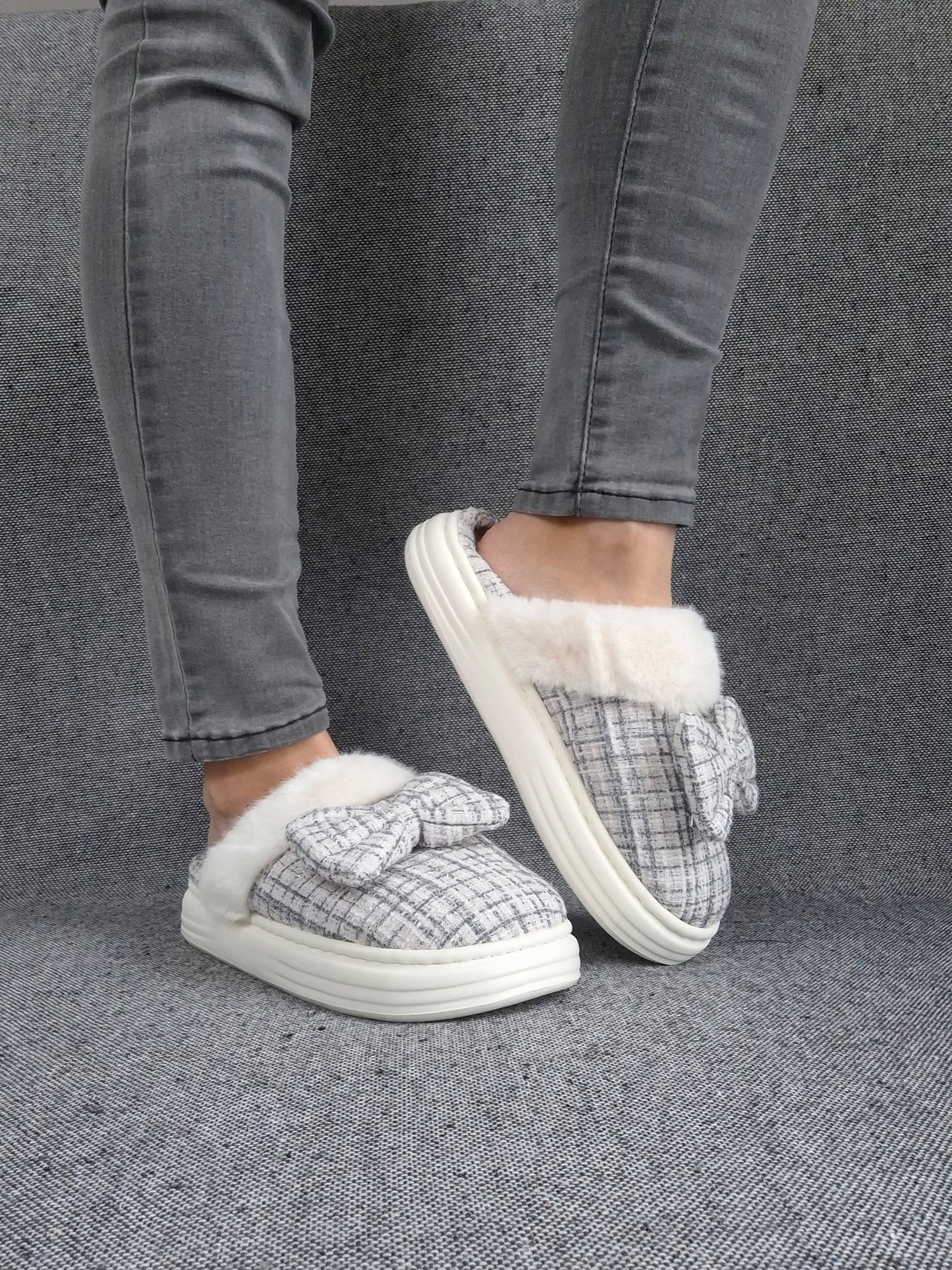 Chaussons fourrés bleu et blanc en tissu à carreaux avec noeud