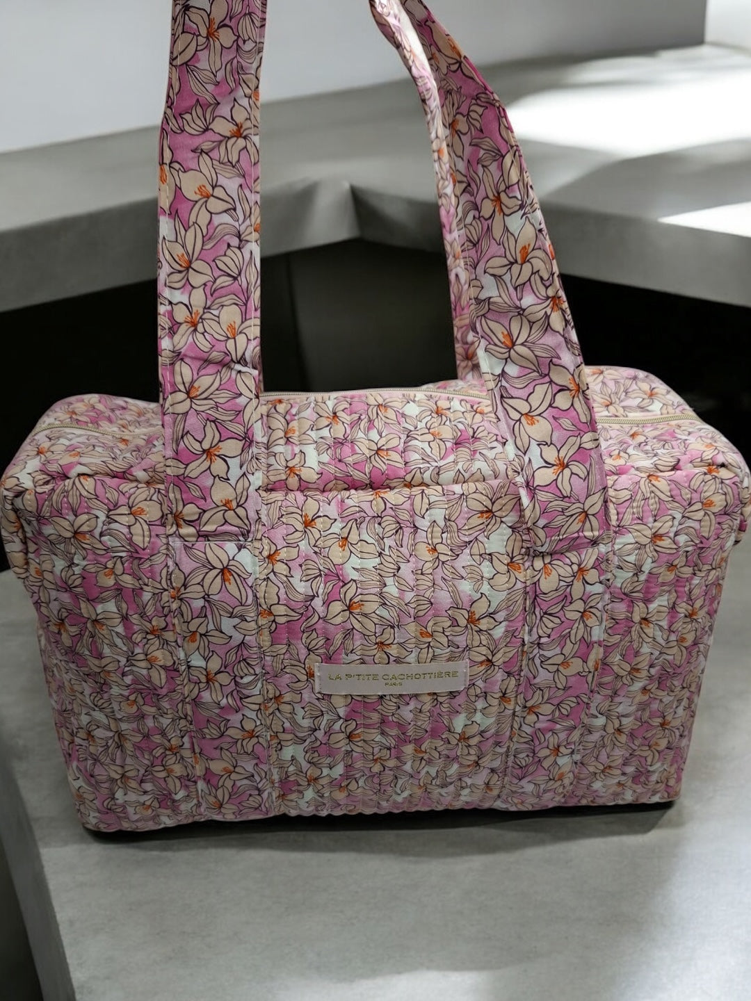 Sac week-end polochon en coton matelassé rose liberty fleuri rose et taupe