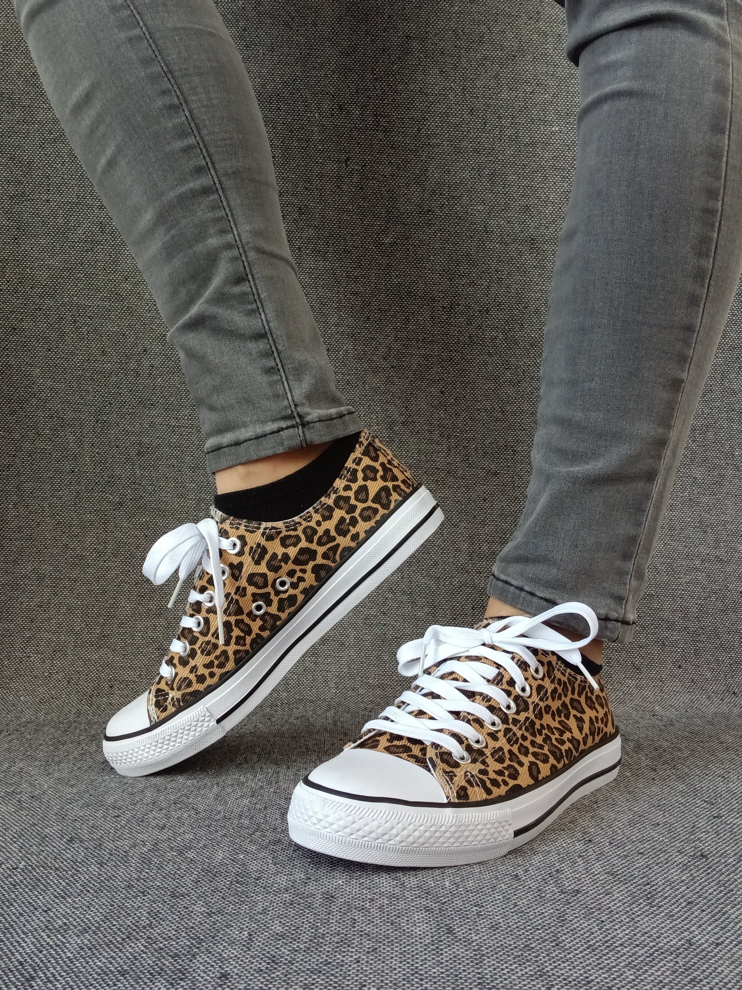 Chaussures baskets basses tissu léopard style converse