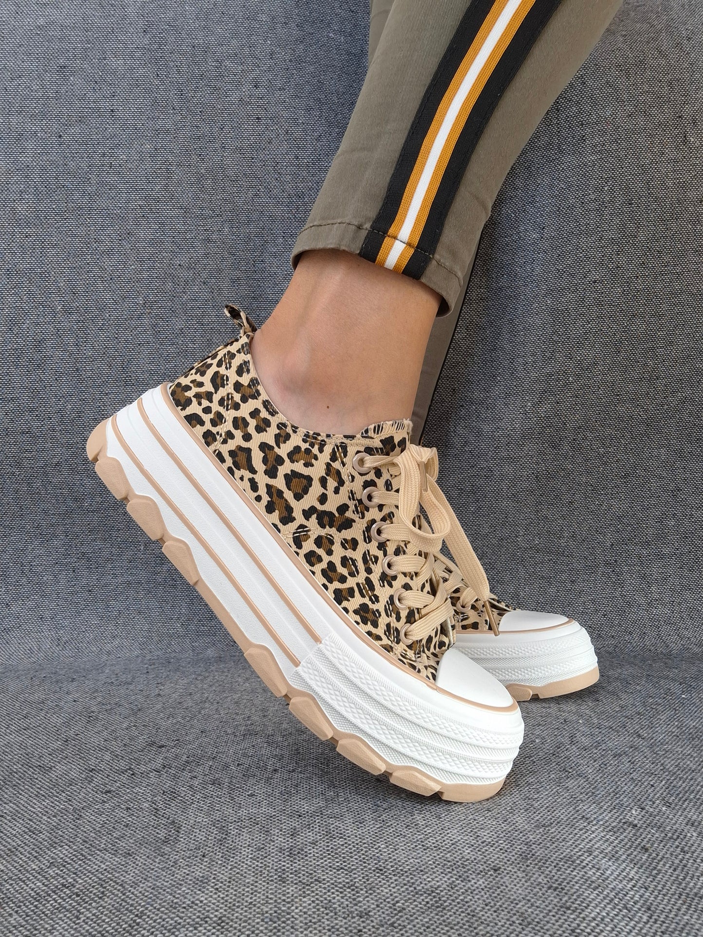 Chaussures baskets beiges et blanches motif léopard semelles plate-forme style converse