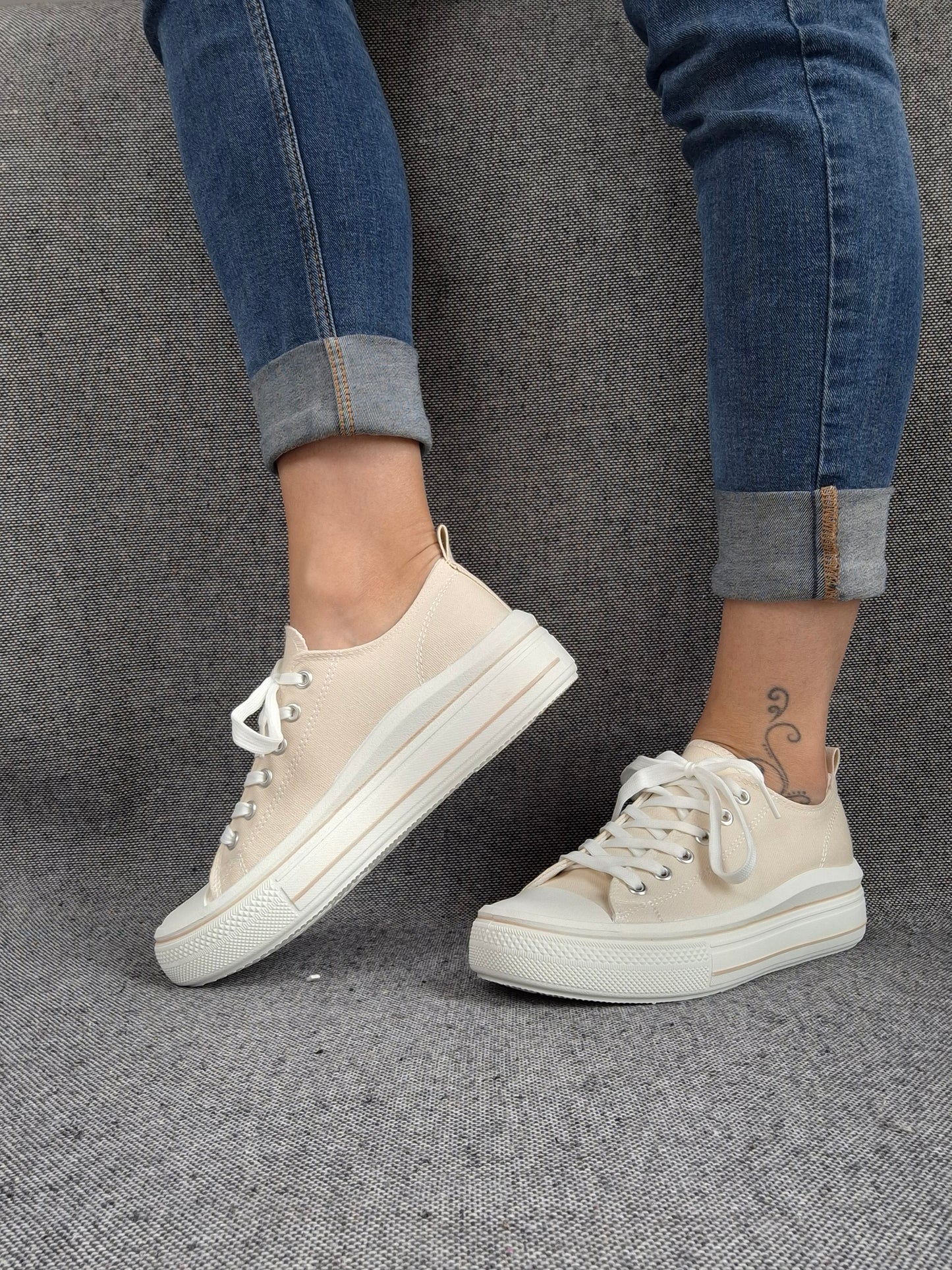 Chaussures baskets en toile beige clair semelle compensée style converse