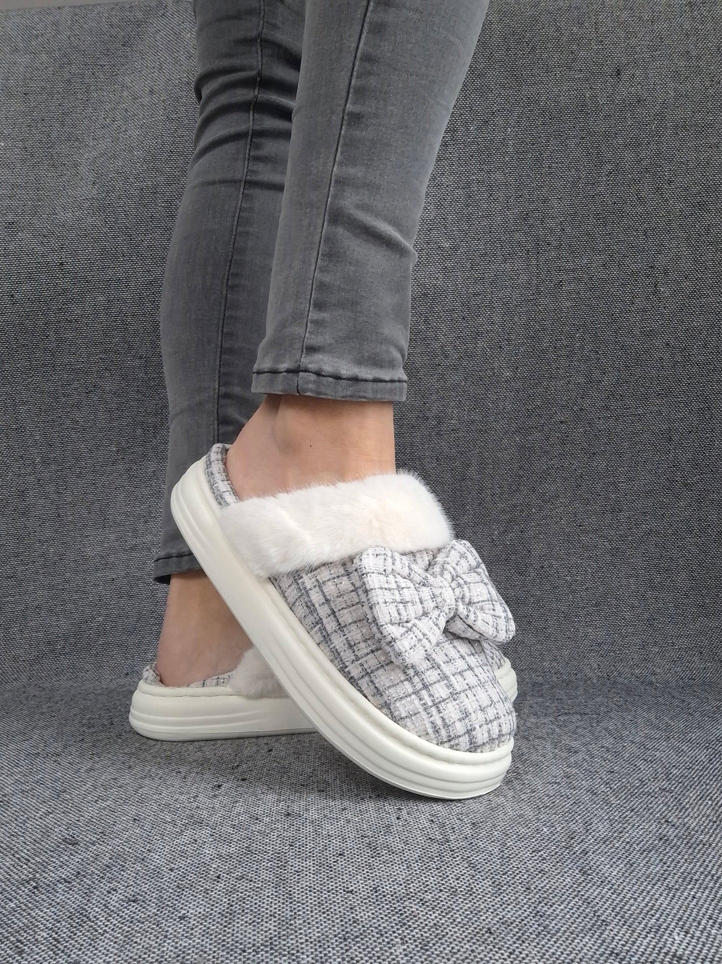 Chaussons fourrés bleu et blanc en tissu à carreaux avec noeud